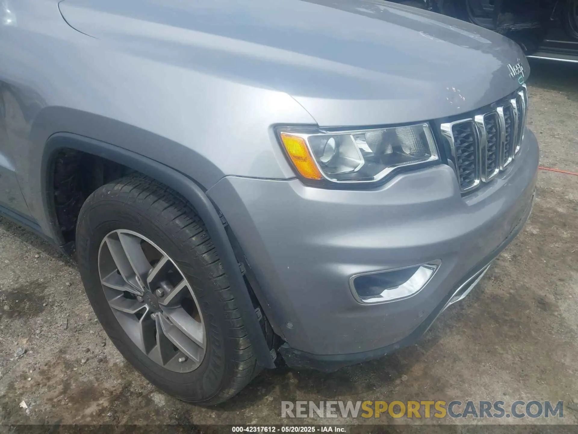 17 Photograph of a damaged car 1C4RJEBG4MC783968 JEEP GRAND CHEROKEE 2021
