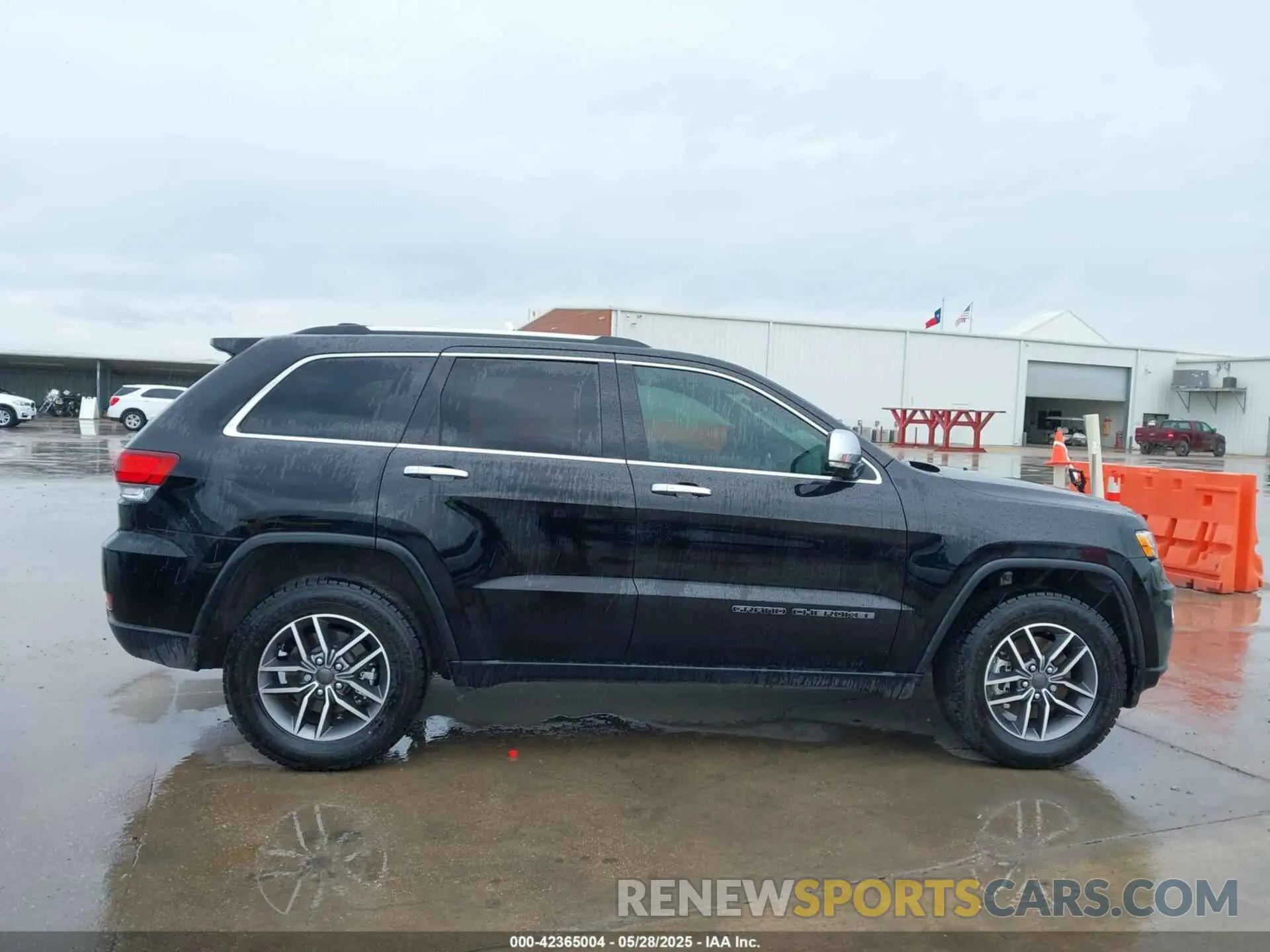 14 Photograph of a damaged car 1C4RJEBG7MC539926 JEEP GRAND CHEROKEE 2021