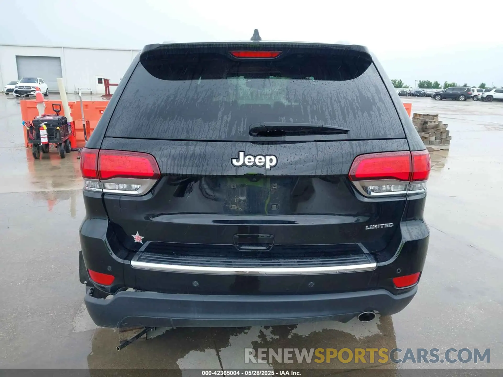 17 Photograph of a damaged car 1C4RJEBG7MC539926 JEEP GRAND CHEROKEE 2021