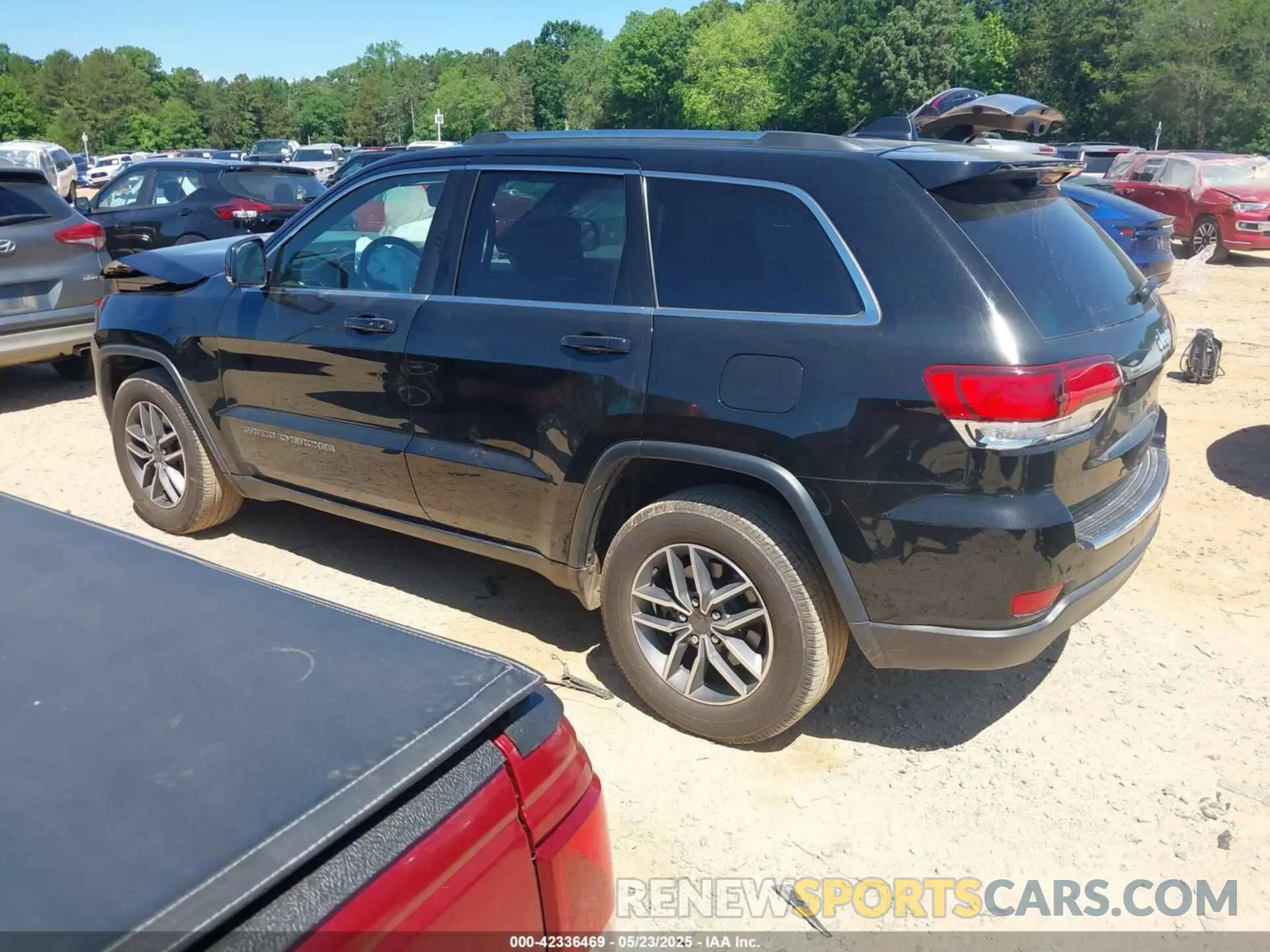 3 Photograph of a damaged car 1C4RJEBG8MC874113 JEEP GRAND CHEROKEE 2021