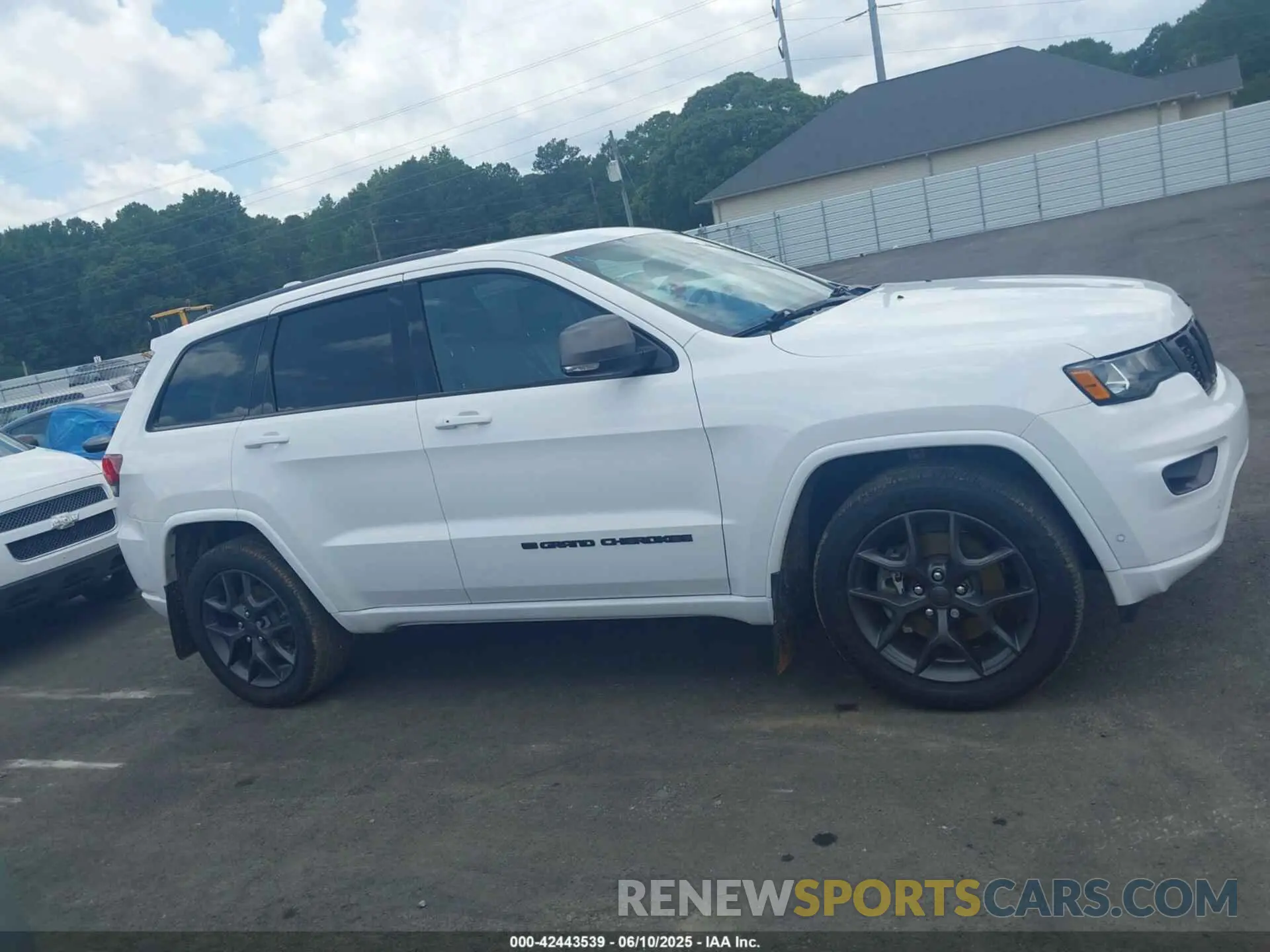 13 Photograph of a damaged car 1C4RJEBG9MC517295 JEEP GRAND CHEROKEE 2021