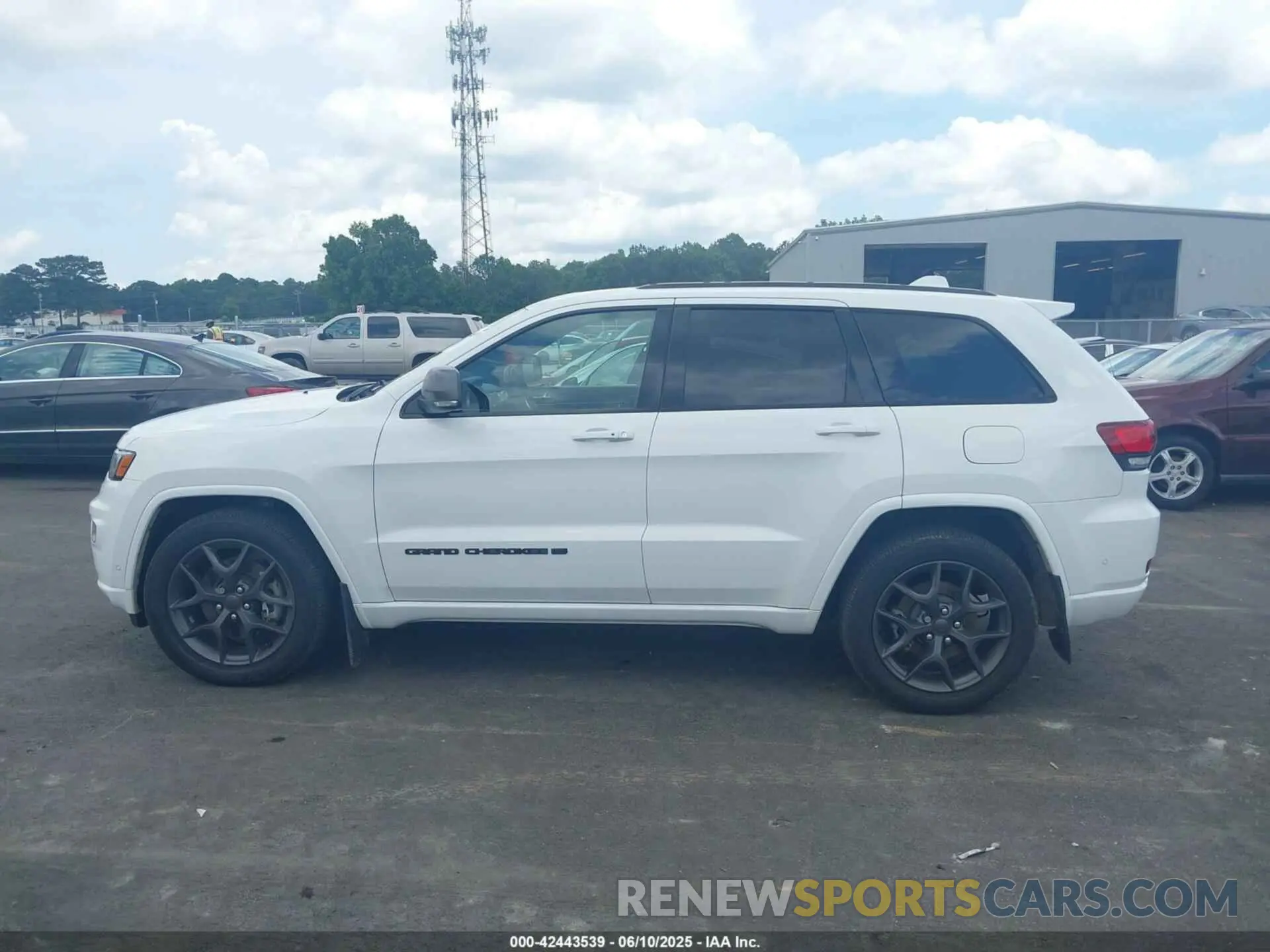 14 Photograph of a damaged car 1C4RJEBG9MC517295 JEEP GRAND CHEROKEE 2021