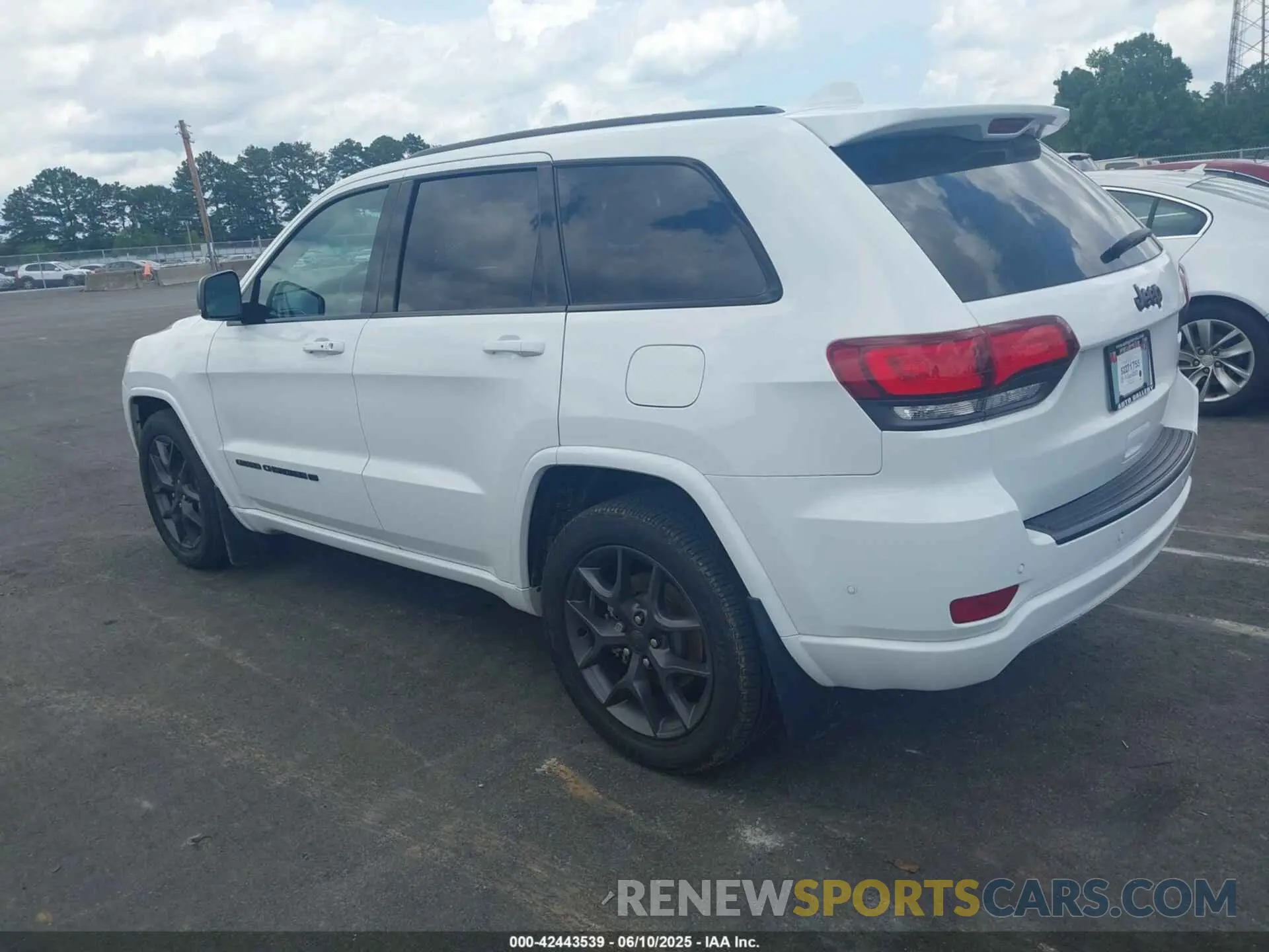 3 Photograph of a damaged car 1C4RJEBG9MC517295 JEEP GRAND CHEROKEE 2021