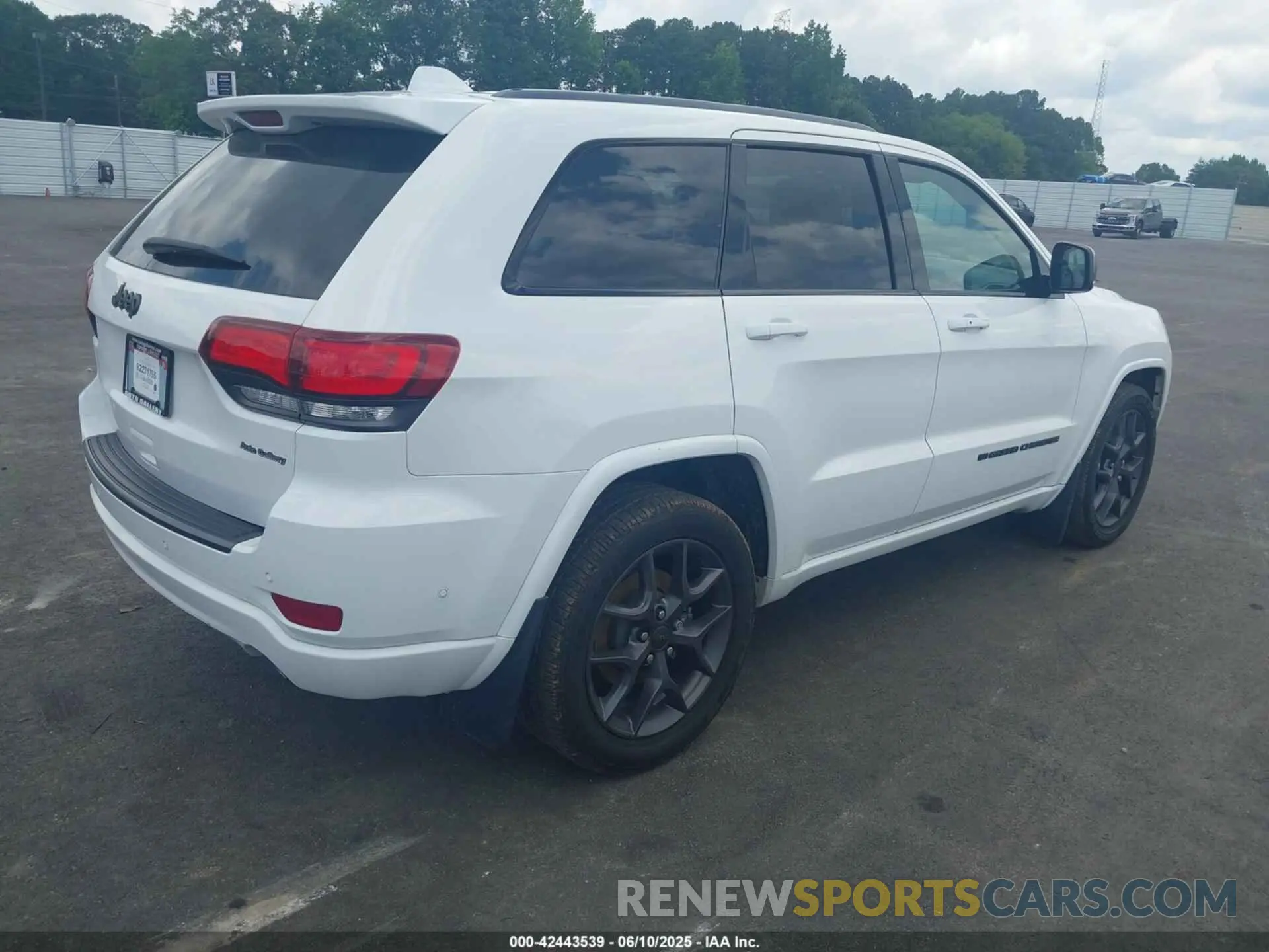4 Photograph of a damaged car 1C4RJEBG9MC517295 JEEP GRAND CHEROKEE 2021