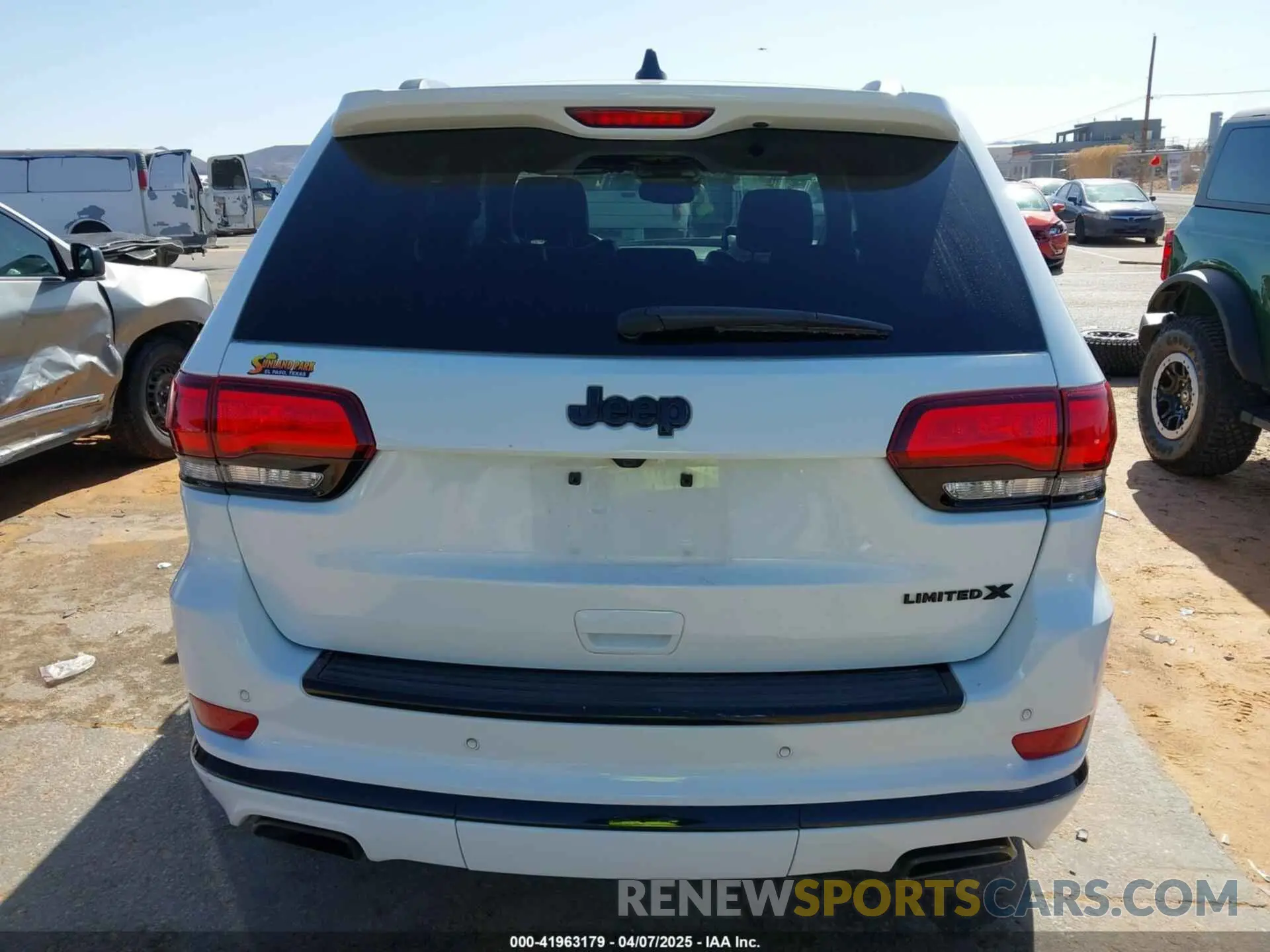 17 Photograph of a damaged car 1C4RJEBGXMC680814 JEEP GRAND CHEROKEE 2021