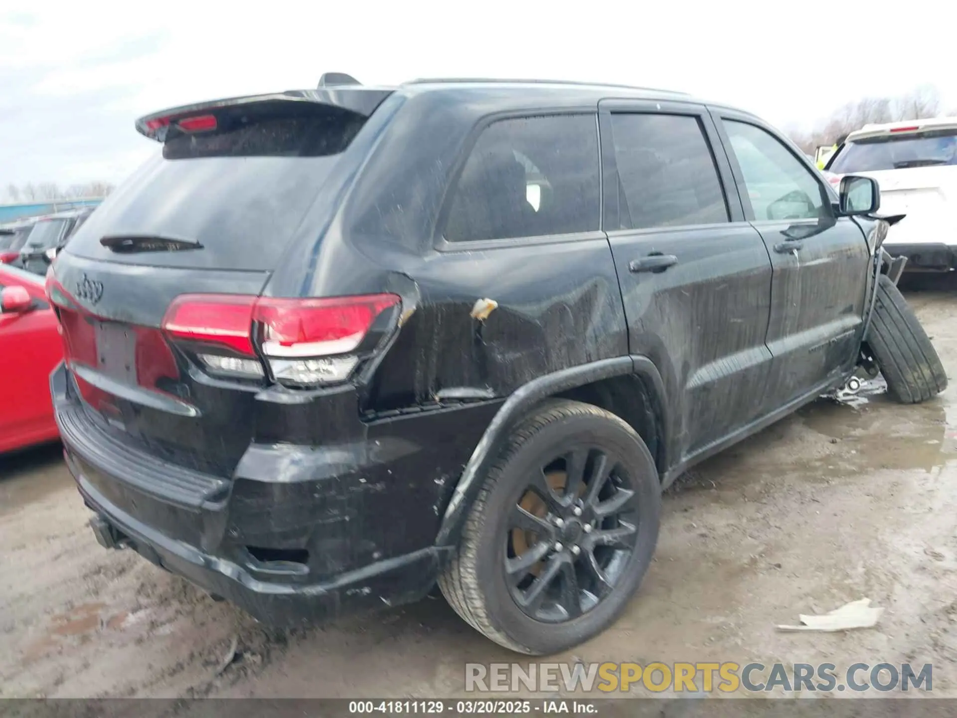 18 Photograph of a damaged car 1C4RJFAG0MC780315 JEEP GRAND CHEROKEE 2021