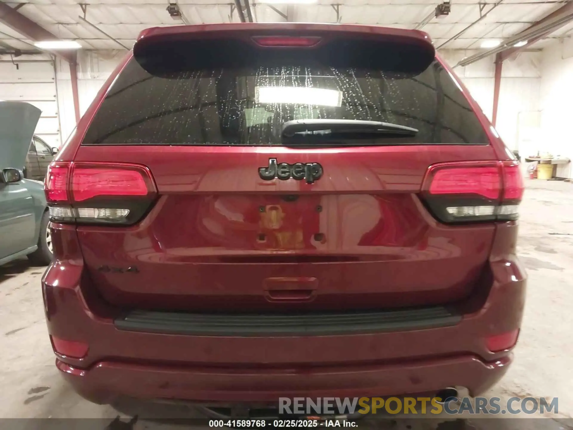 17 Photograph of a damaged car 1C4RJFAG1MC583539 JEEP GRAND CHEROKEE 2021