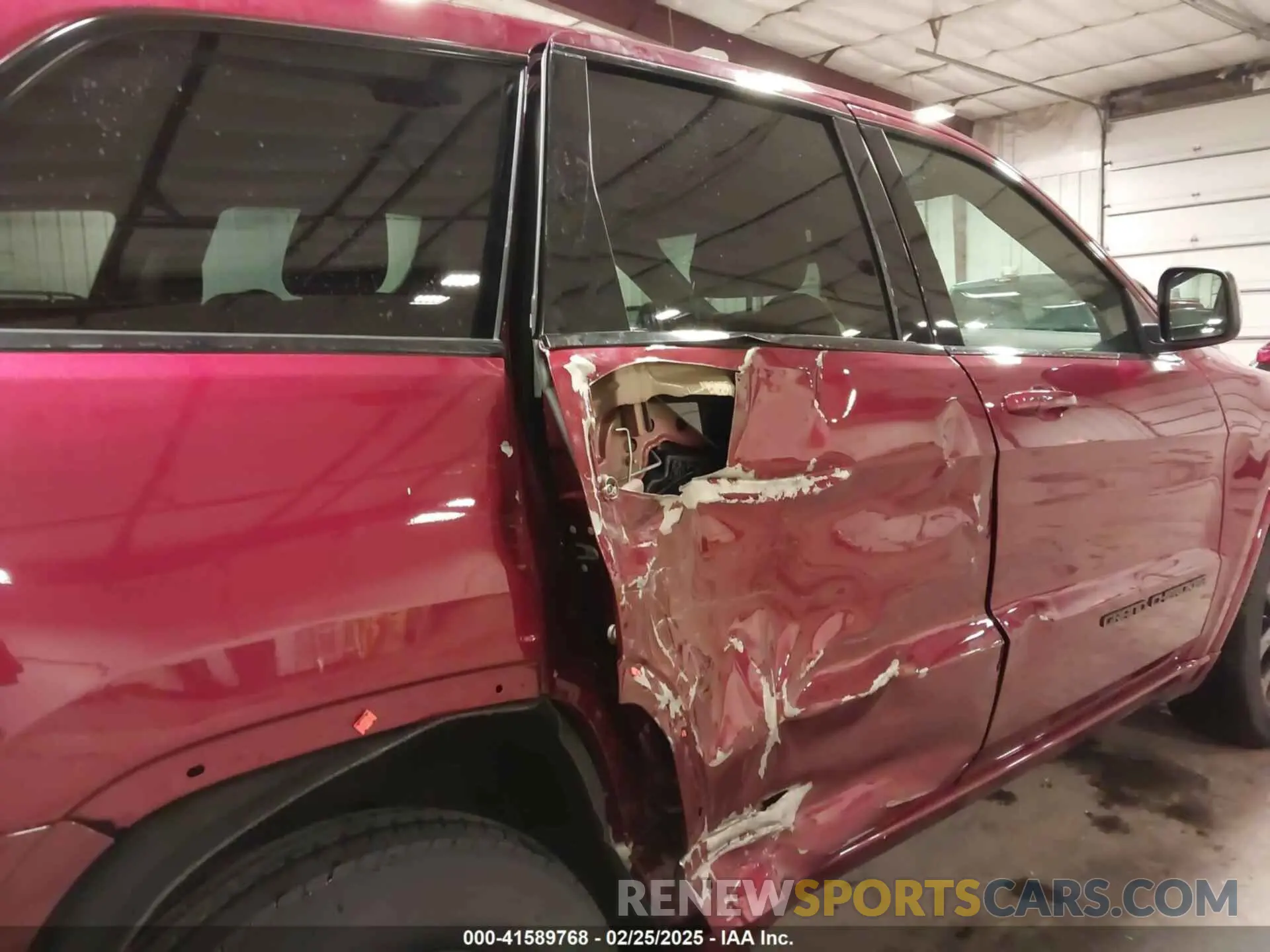 18 Photograph of a damaged car 1C4RJFAG1MC583539 JEEP GRAND CHEROKEE 2021