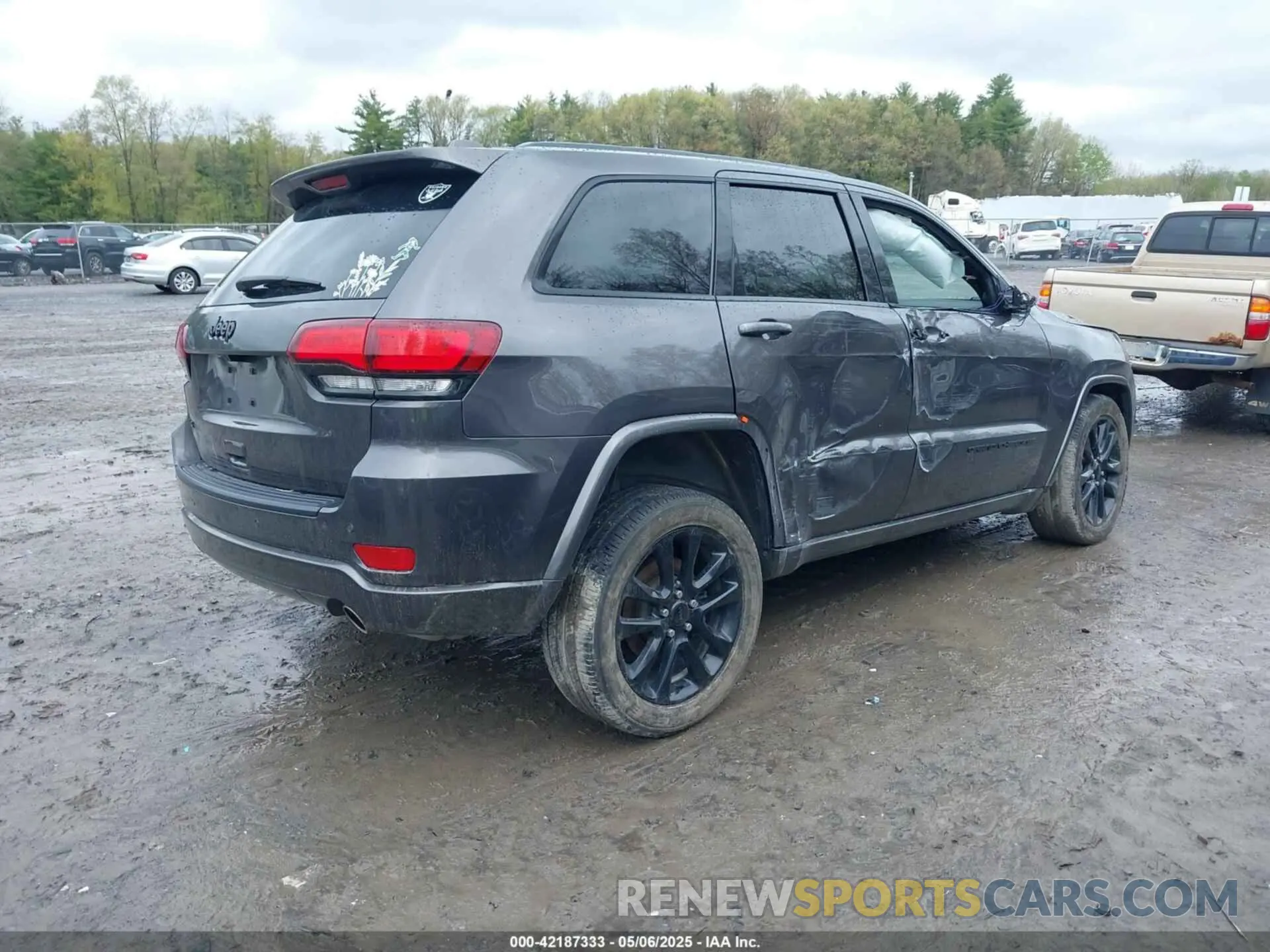 4 Photograph of a damaged car 1C4RJFAG1MC810633 JEEP GRAND CHEROKEE 2021