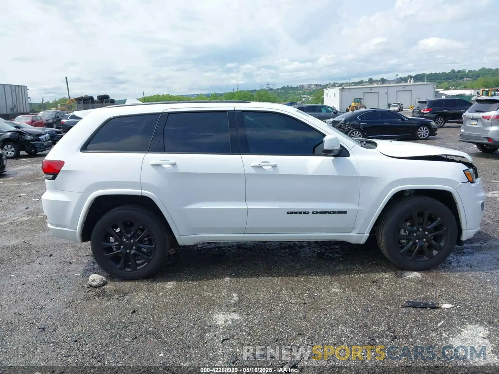 13 Photograph of a damaged car 1C4RJFAG5MC566243 JEEP GRAND CHEROKEE 2021