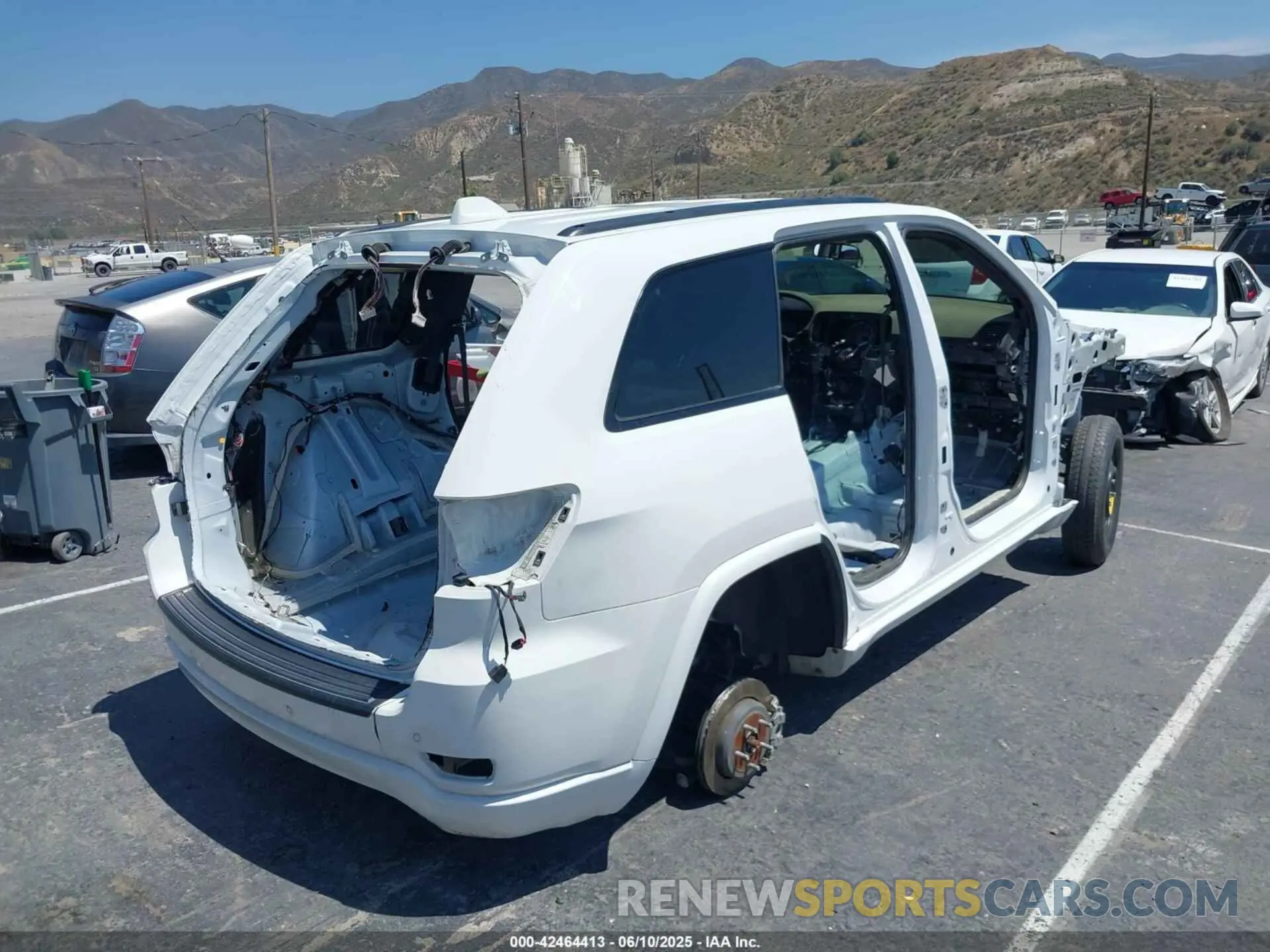 4 Photograph of a damaged car 1C4RJFAG5MC615389 JEEP GRAND CHEROKEE 2021