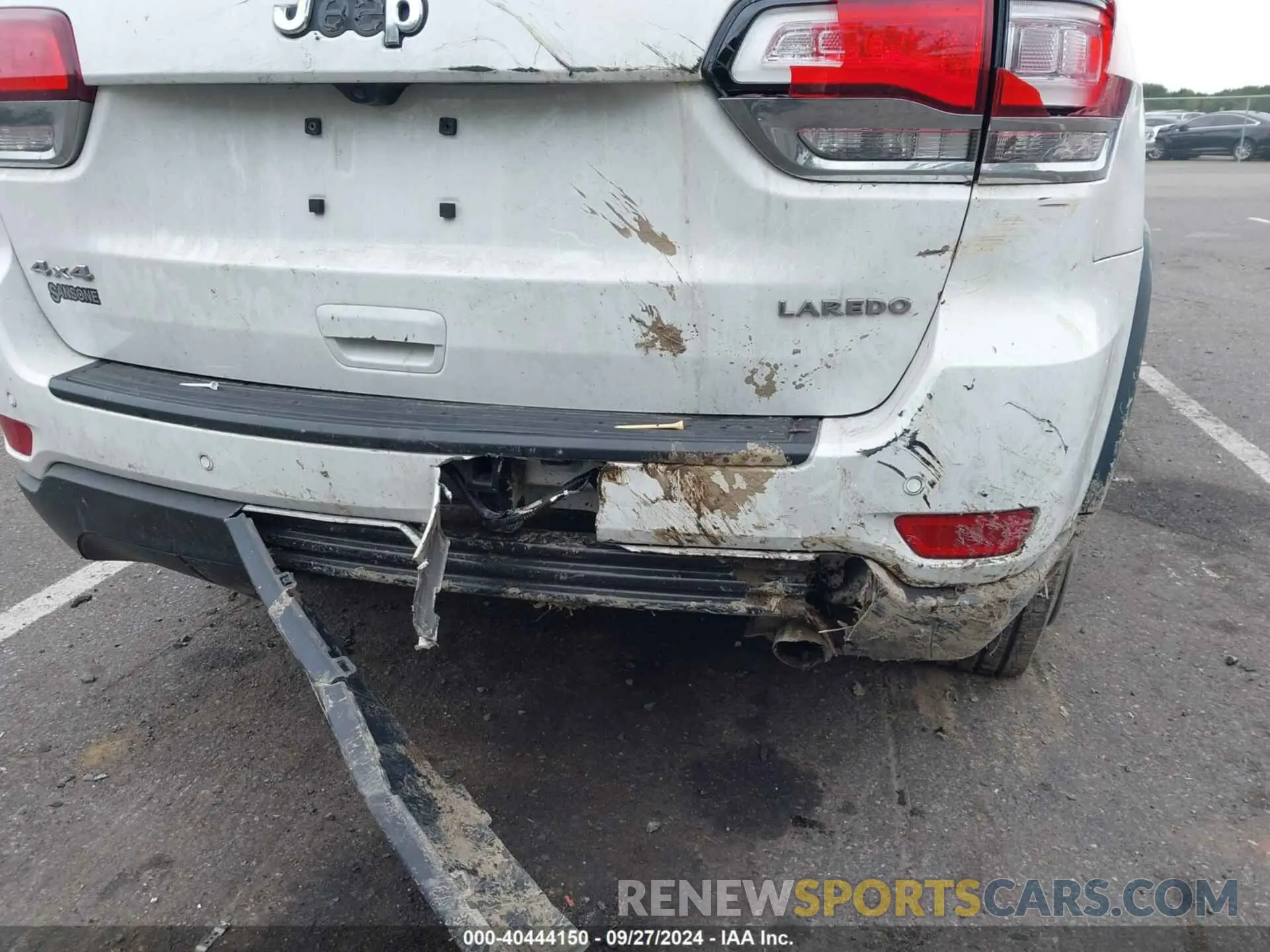 17 Photograph of a damaged car 1C4RJFAG9MC771869 JEEP GRAND CHEROKEE 2021