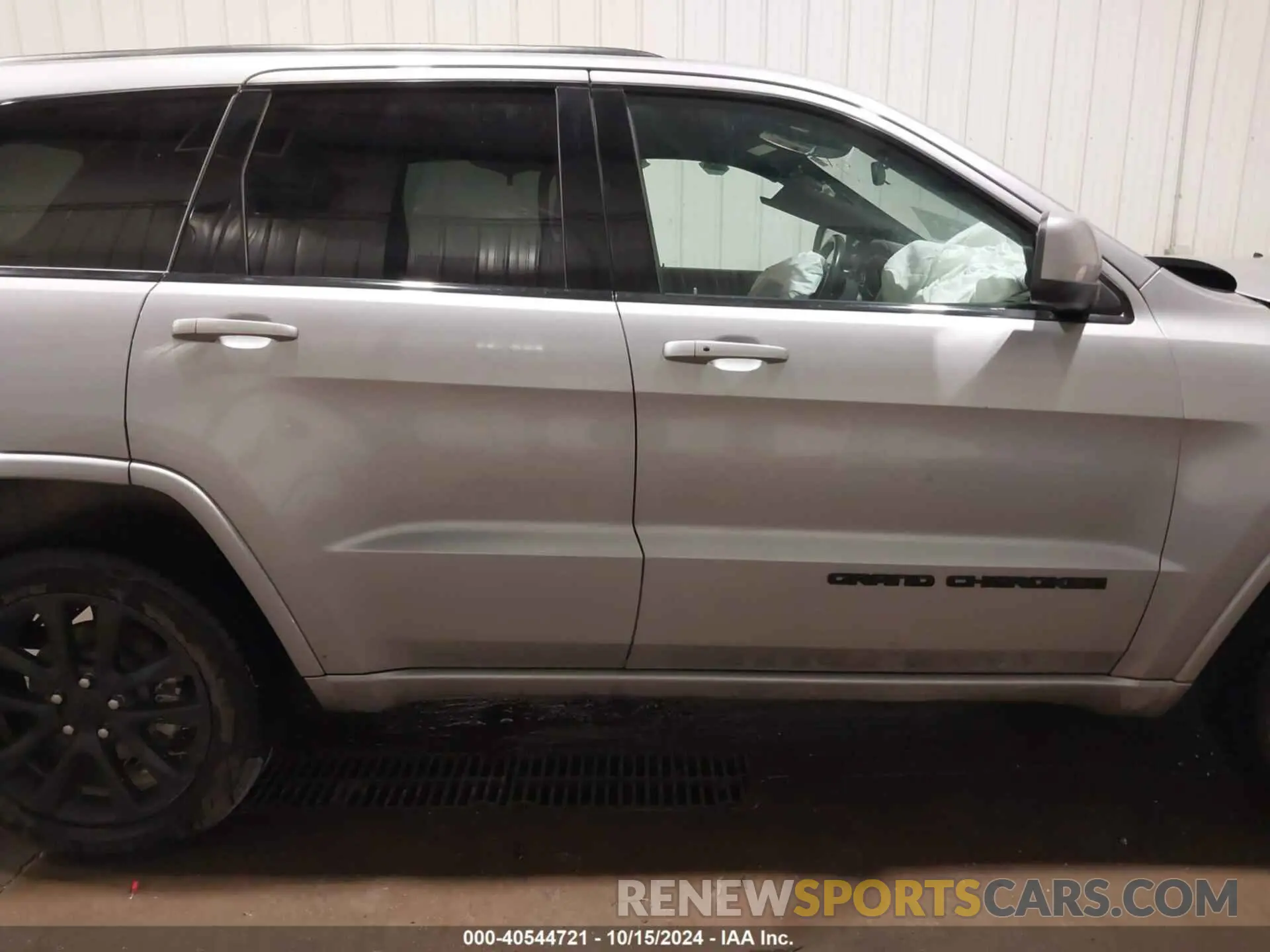 13 Photograph of a damaged car 1C4RJFAGXMC563628 JEEP GRAND CHEROKEE 2021