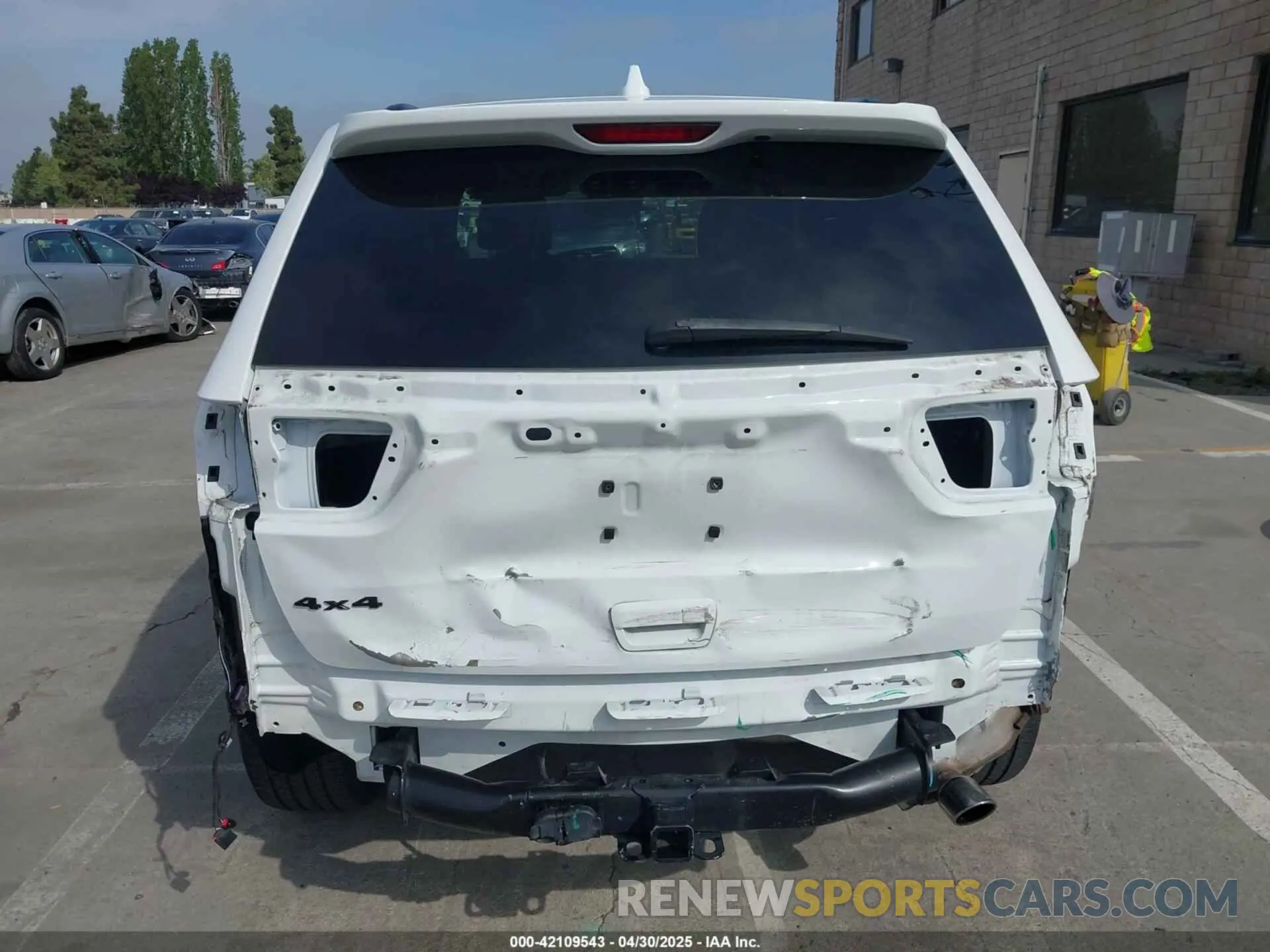 17 Photograph of a damaged car 1C4RJFAGXMC652969 JEEP GRAND CHEROKEE 2021