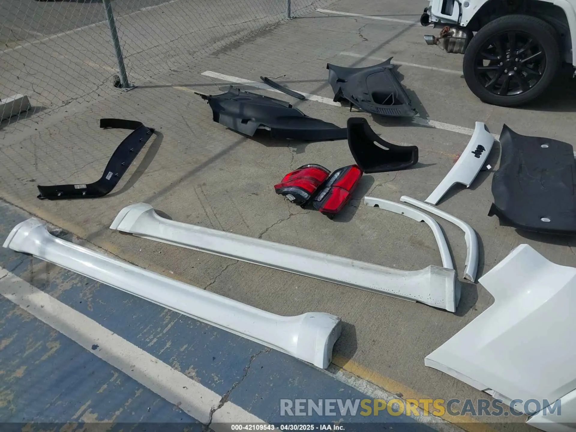 18 Photograph of a damaged car 1C4RJFAGXMC652969 JEEP GRAND CHEROKEE 2021