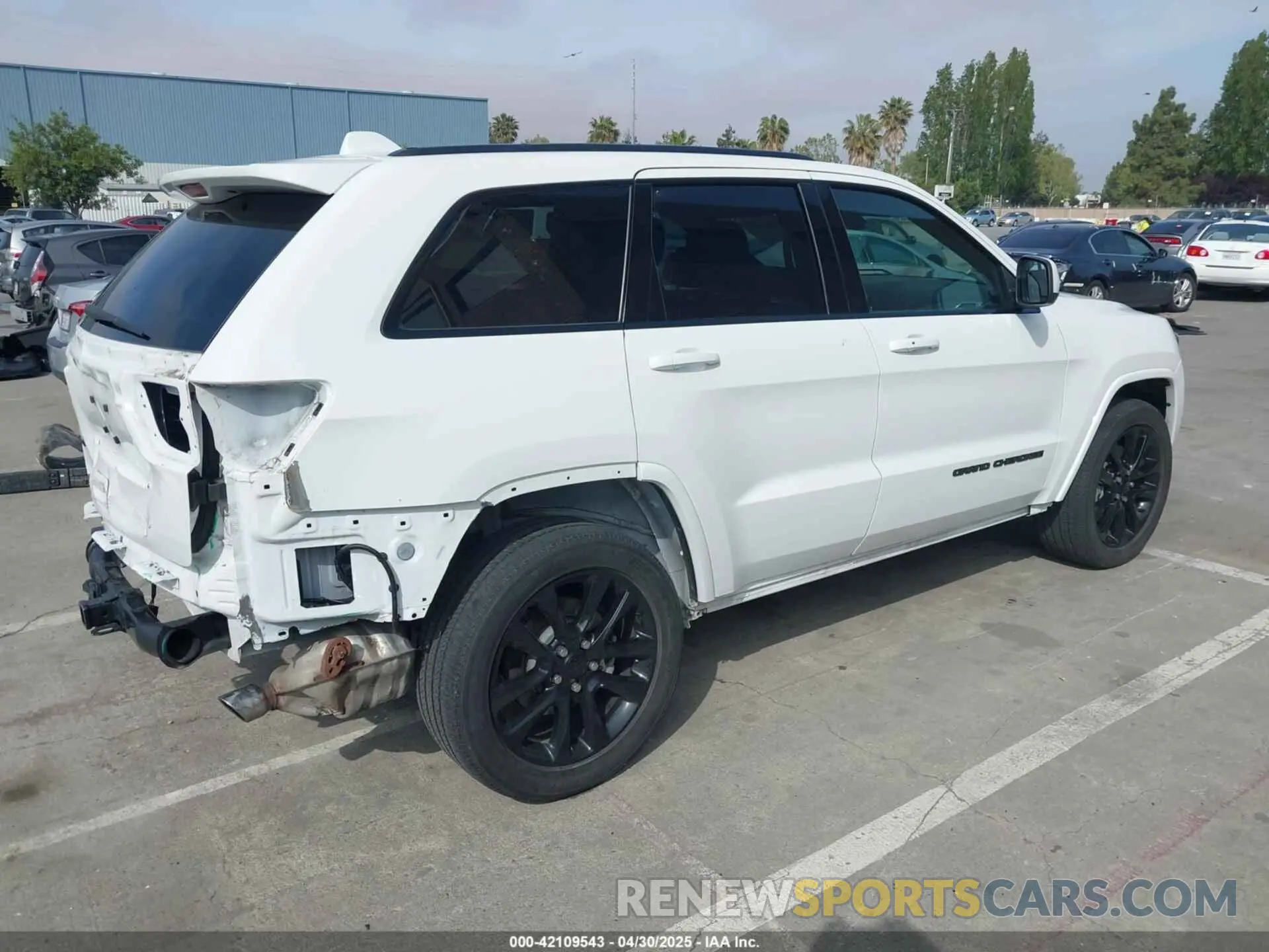 4 Photograph of a damaged car 1C4RJFAGXMC652969 JEEP GRAND CHEROKEE 2021