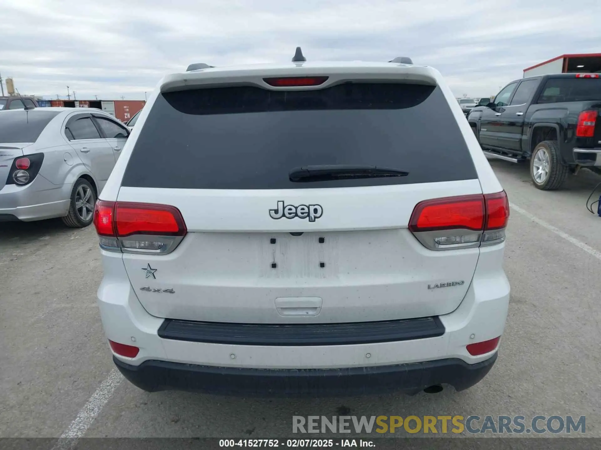 17 Photograph of a damaged car 1C4RJFAGXMC687897 JEEP GRAND CHEROKEE 2021