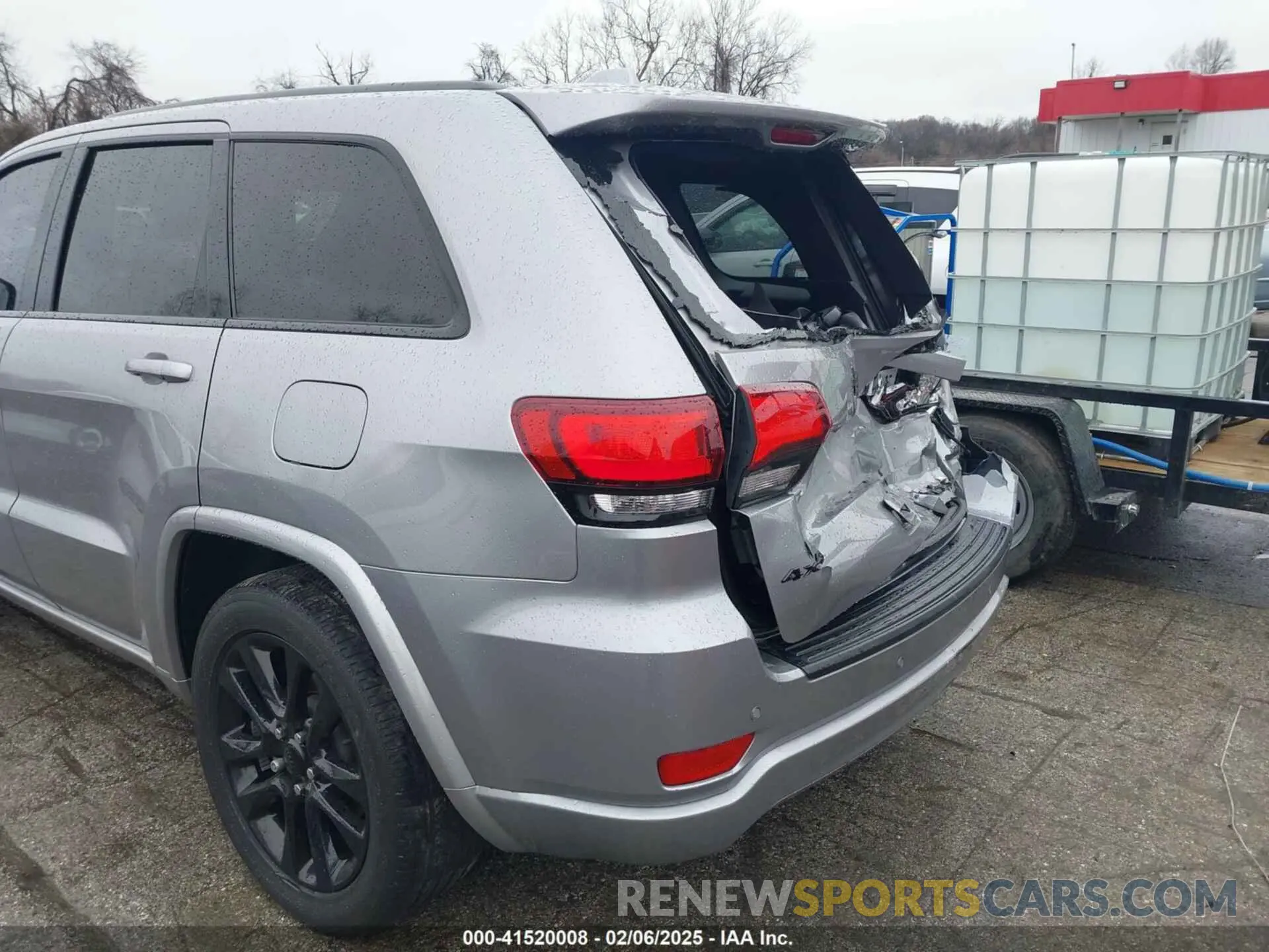 18 Photograph of a damaged car 1C4RJFAGXMC691156 JEEP GRAND CHEROKEE 2021