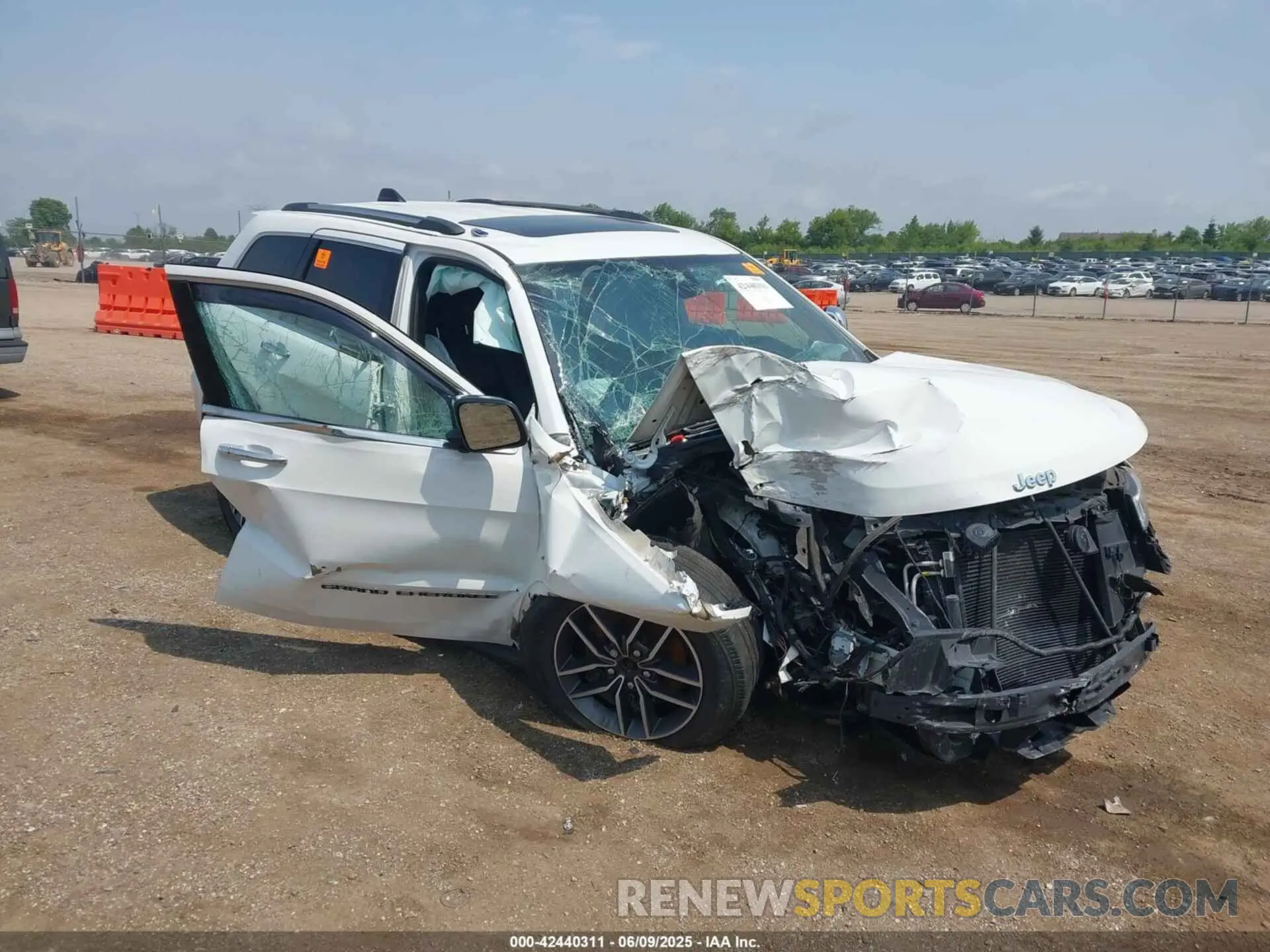 1 Photograph of a damaged car 1C4RJFBG0MC620224 JEEP GRAND CHEROKEE 2021