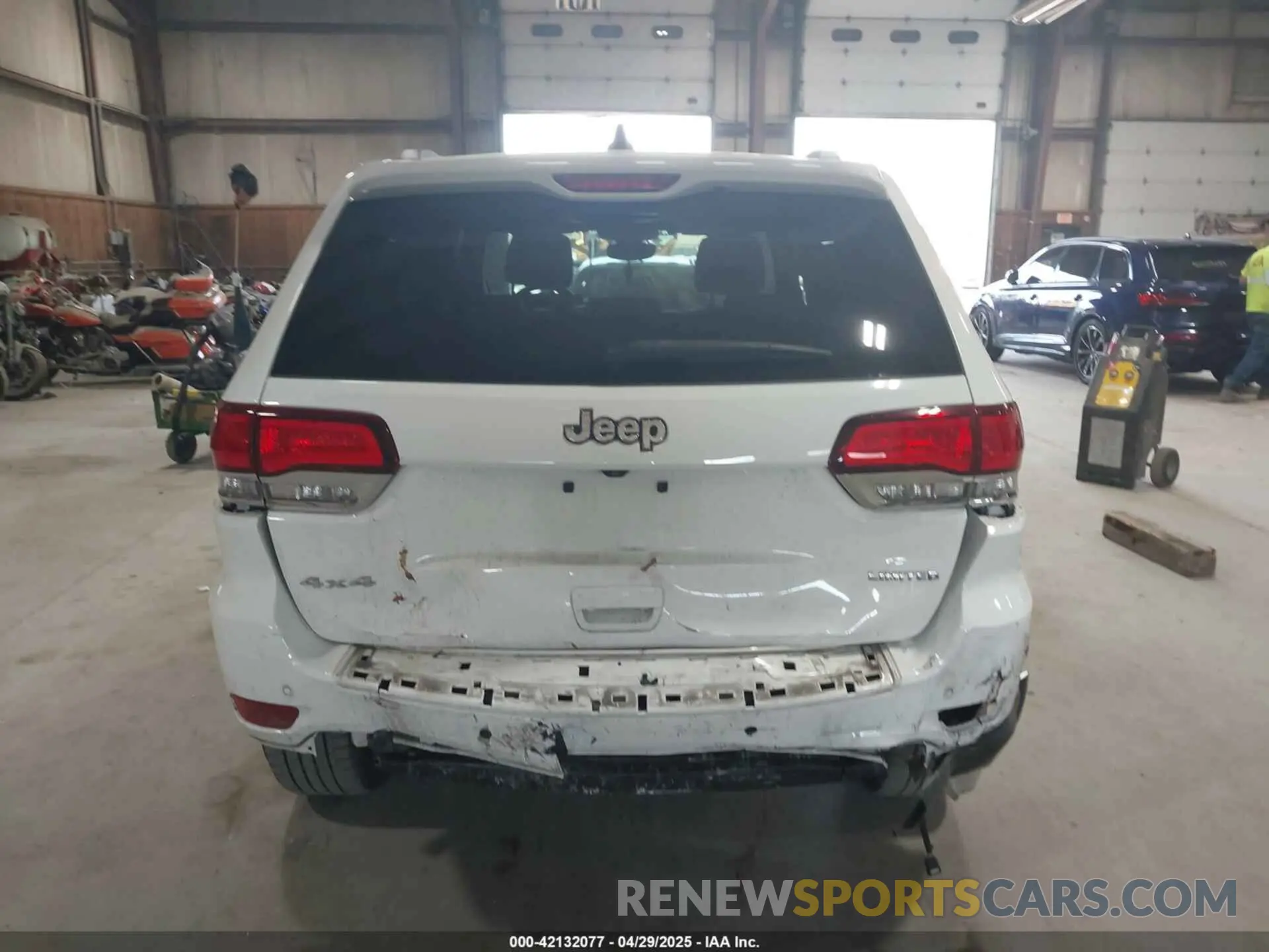 17 Photograph of a damaged car 1C4RJFBG1MC527034 JEEP GRAND CHEROKEE 2021