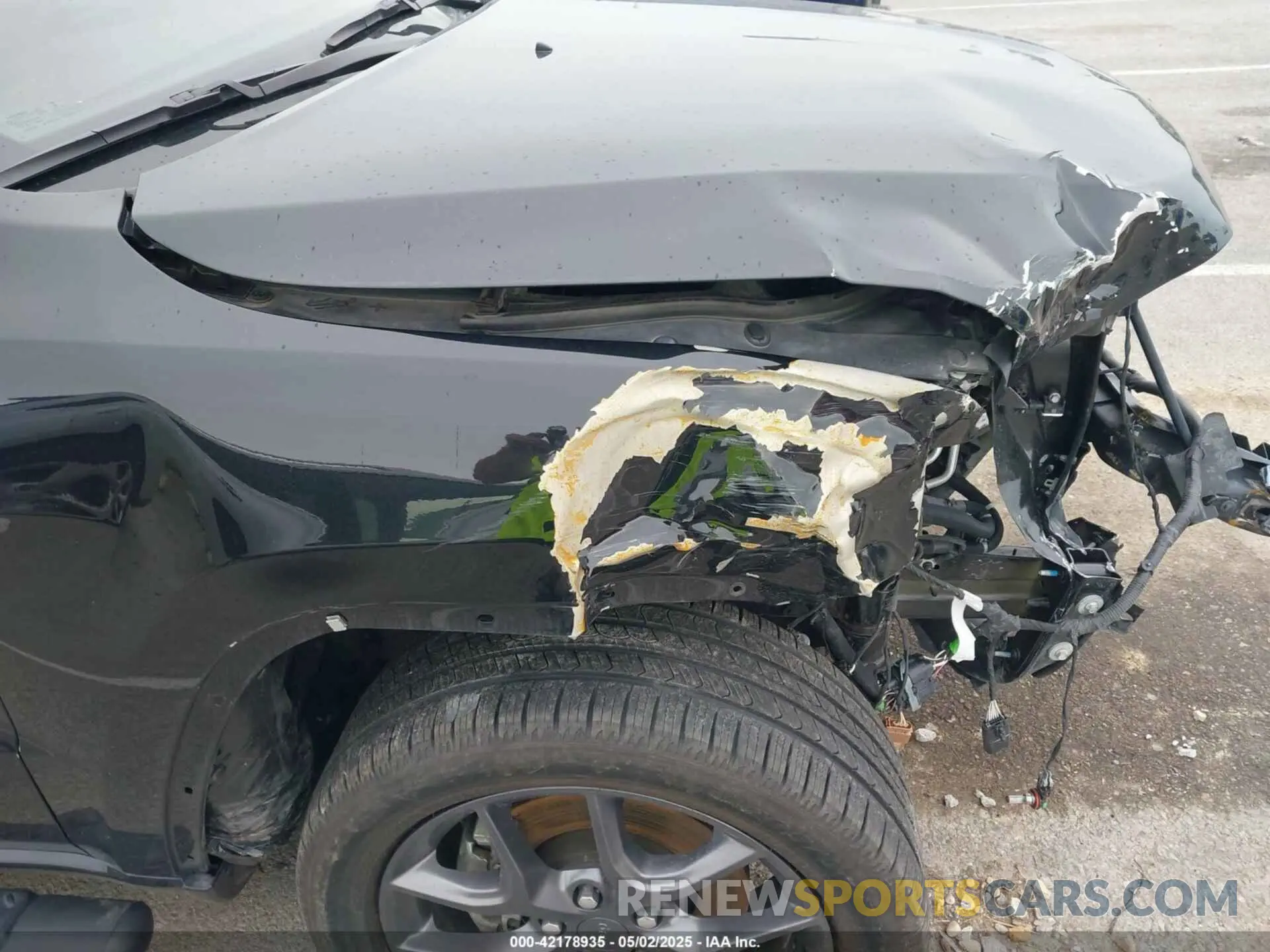 17 Photograph of a damaged car 1C4RJFBG1MC613220 JEEP GRAND CHEROKEE 2021