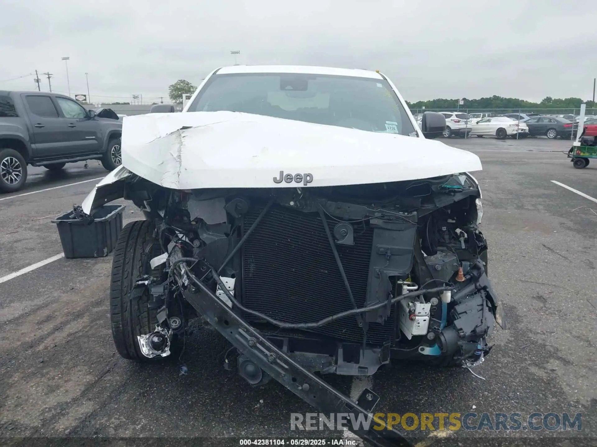12 Photograph of a damaged car 1C4RJFBG2MC568028 JEEP GRAND CHEROKEE 2021