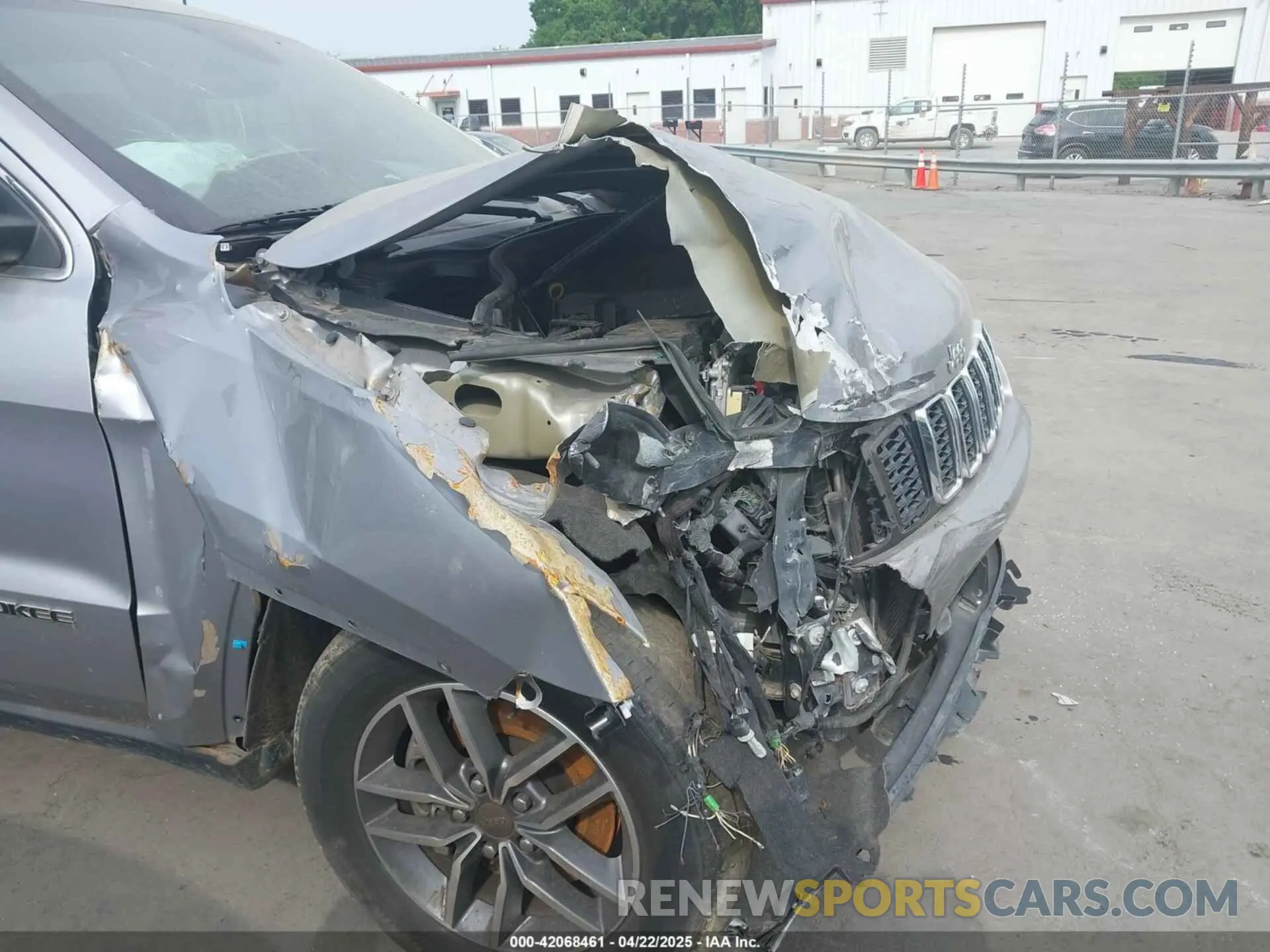 17 Photograph of a damaged car 1C4RJFBG2MC612156 JEEP GRAND CHEROKEE 2021