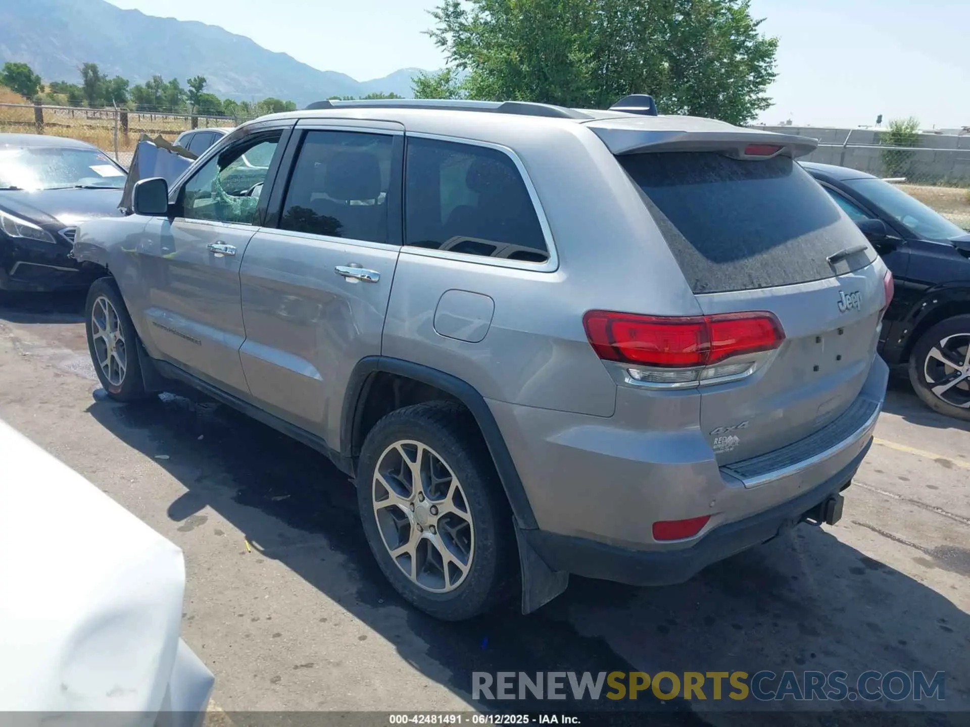 3 Photograph of a damaged car 1C4RJFBG2MC826872 JEEP GRAND CHEROKEE 2021