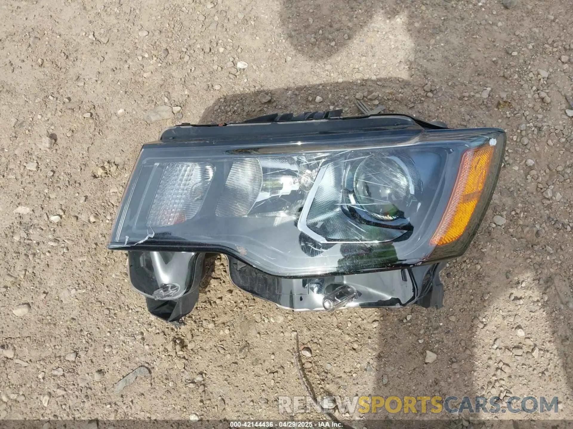 12 Photograph of a damaged car 1C4RJFBG2MC858107 JEEP GRAND CHEROKEE 2021