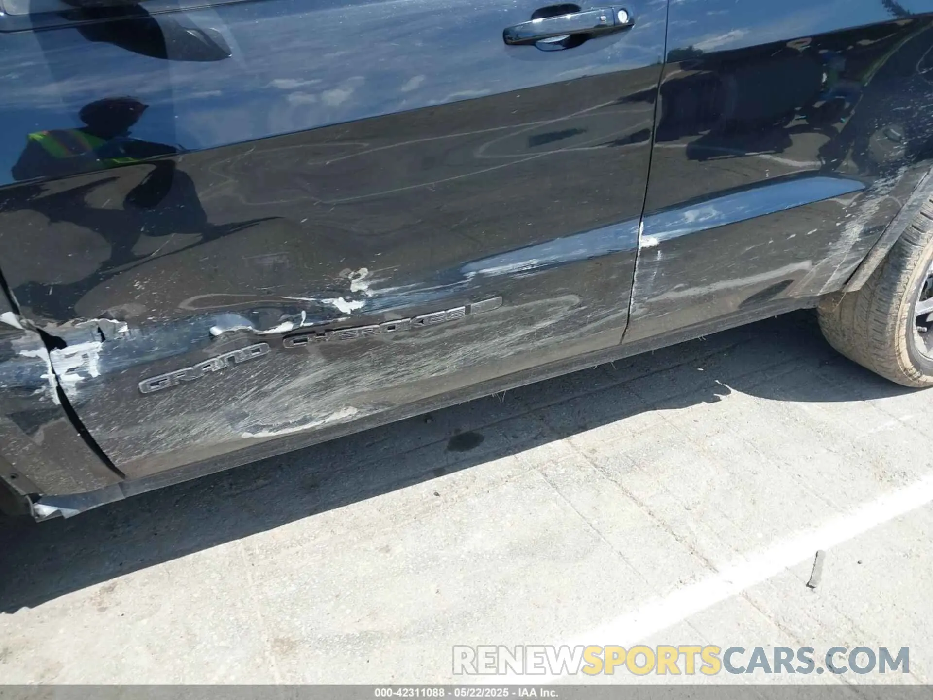 17 Photograph of a damaged car 1C4RJFBG4MC666557 JEEP GRAND CHEROKEE 2021