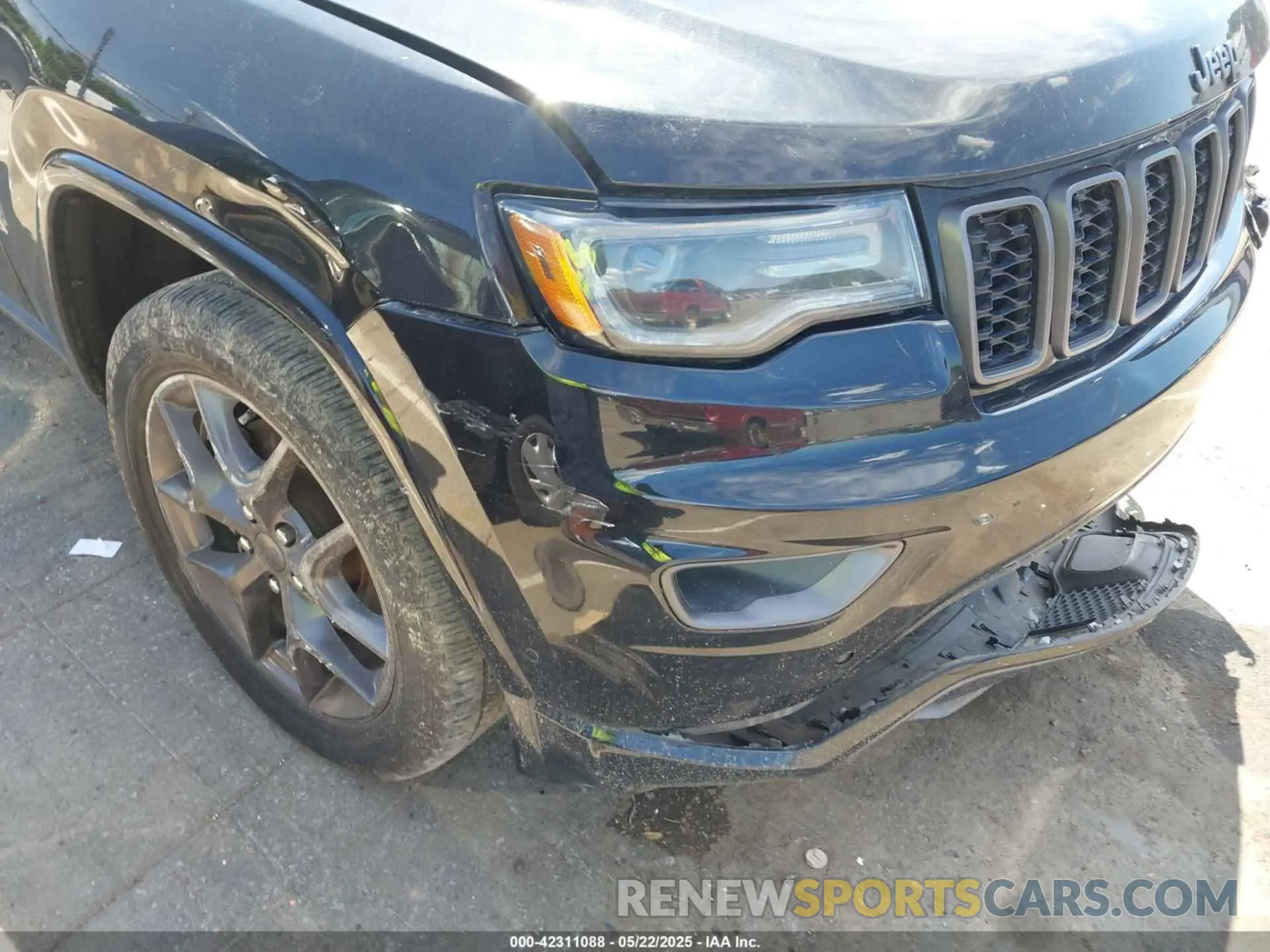 19 Photograph of a damaged car 1C4RJFBG4MC666557 JEEP GRAND CHEROKEE 2021