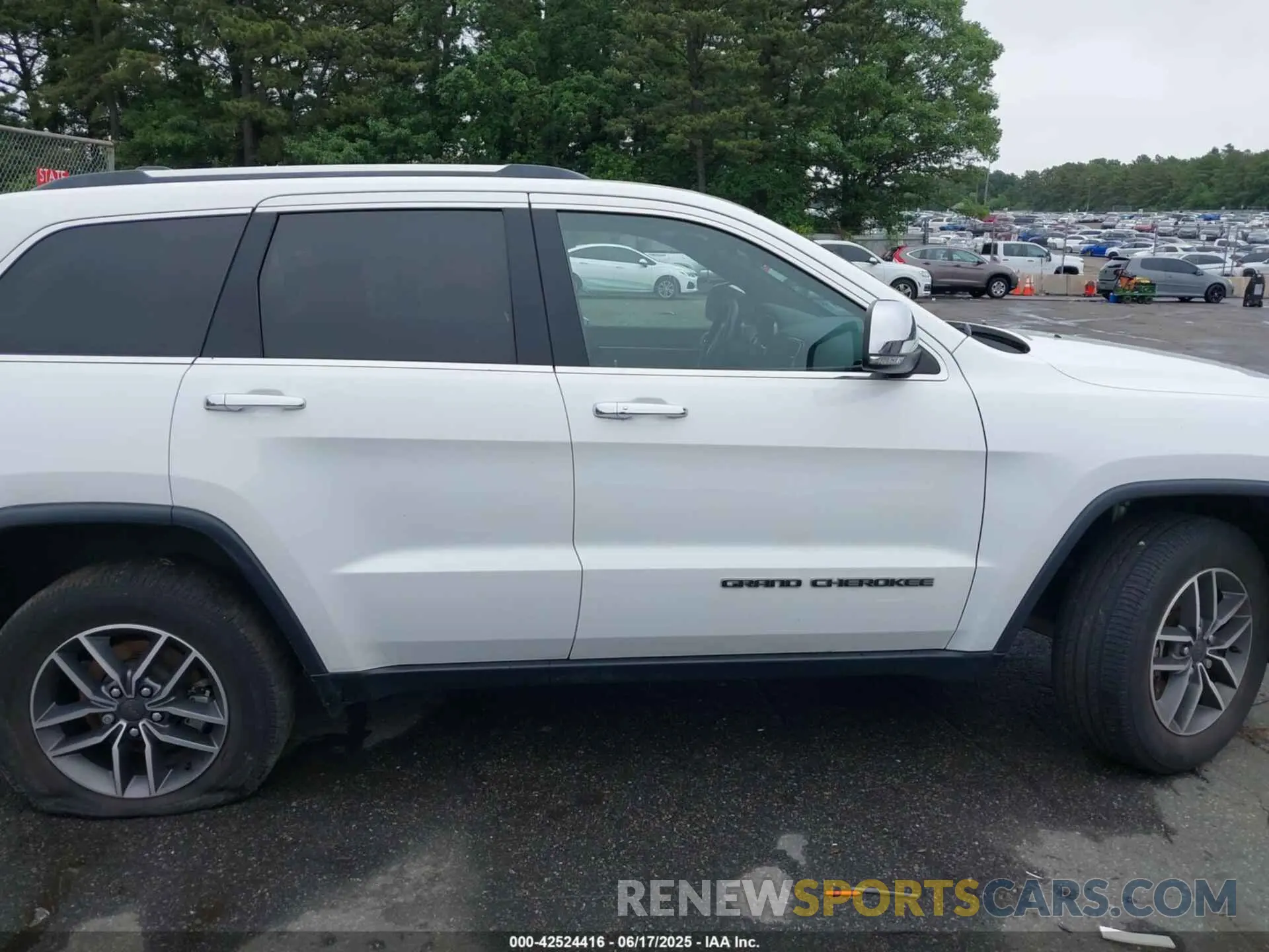 14 Photograph of a damaged car 1C4RJFBG4MC754895 JEEP GRAND CHEROKEE 2021