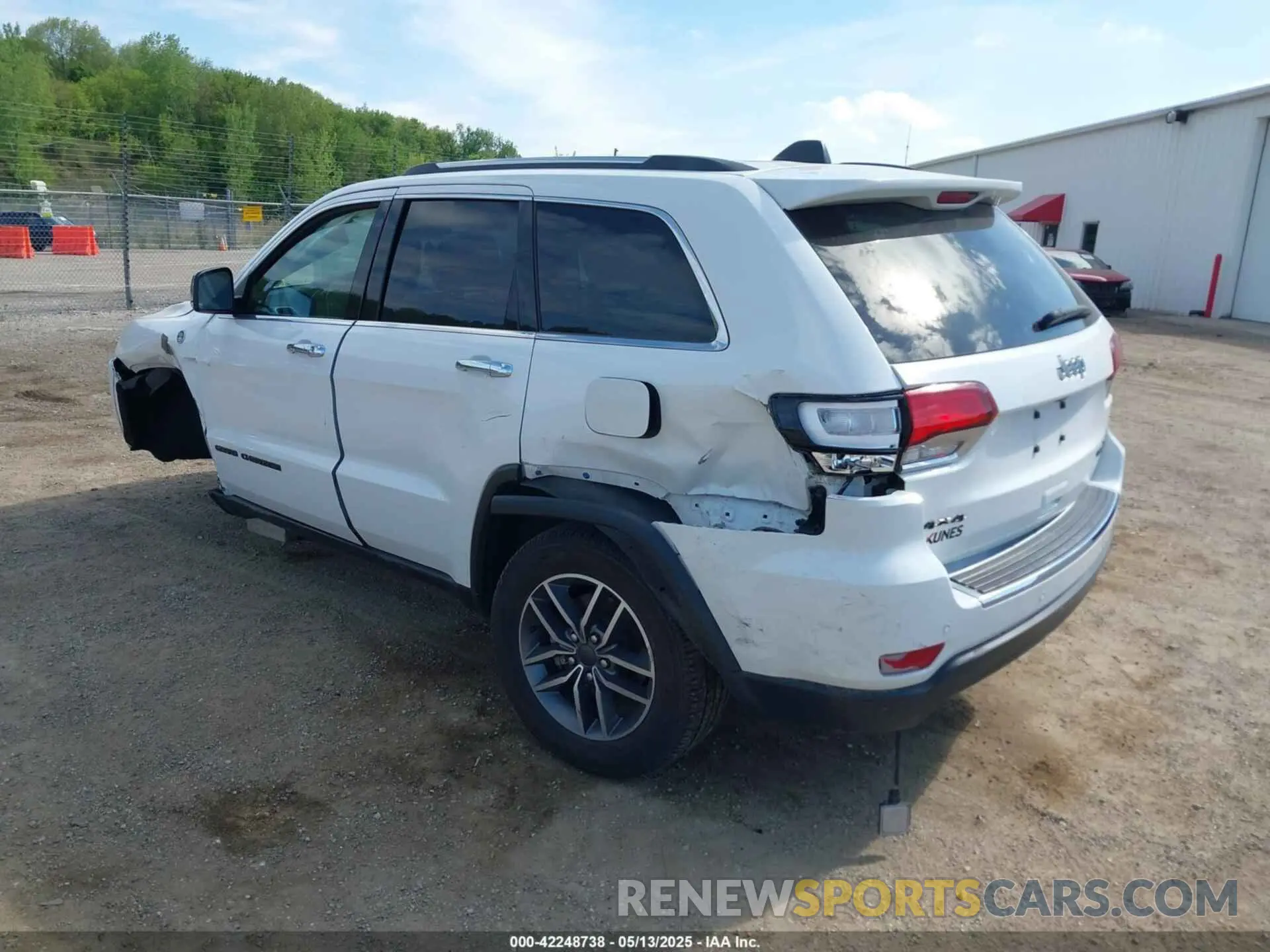 3 Photograph of a damaged car 1C4RJFBG5MC674182 JEEP GRAND CHEROKEE 2021