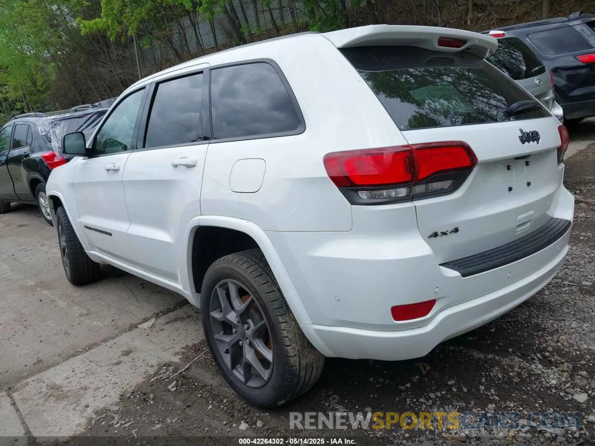 3 Photograph of a damaged car 1C4RJFBG5MC729312 JEEP GRAND CHEROKEE 2021