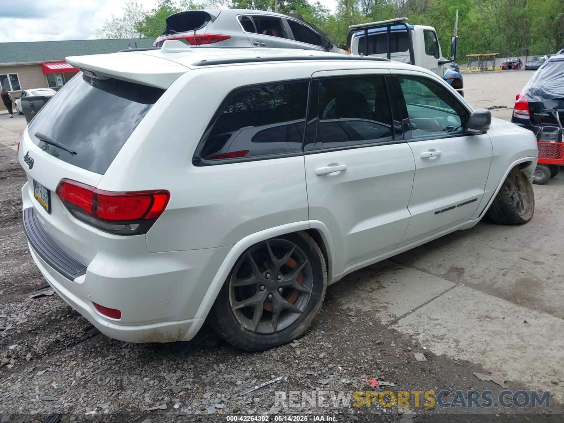 4 Photograph of a damaged car 1C4RJFBG5MC729312 JEEP GRAND CHEROKEE 2021