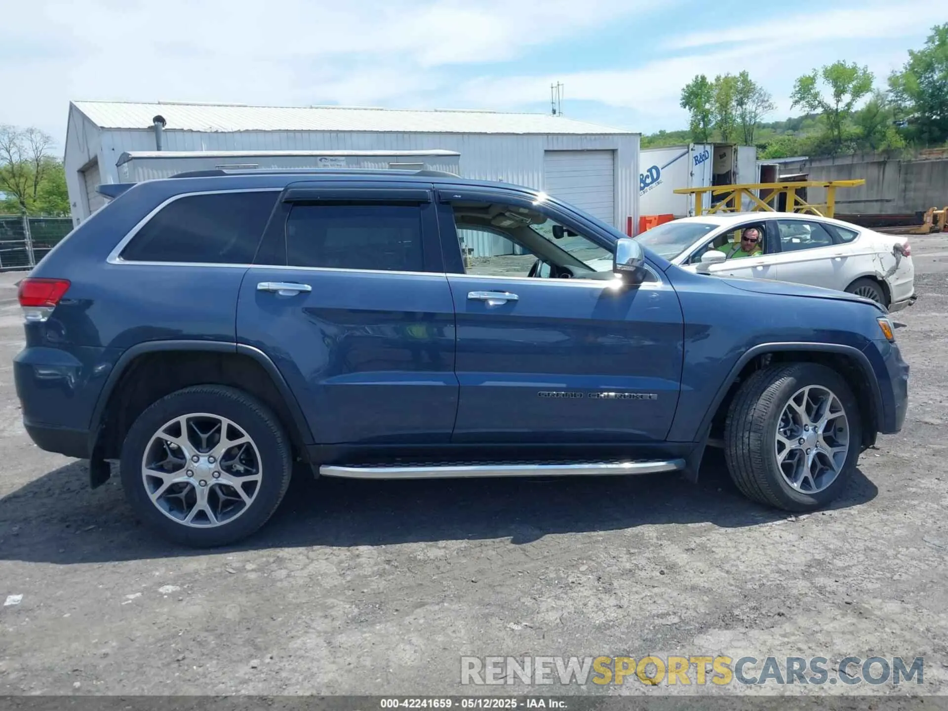 13 Photograph of a damaged car 1C4RJFBGXMC775539 JEEP GRAND CHEROKEE 2021