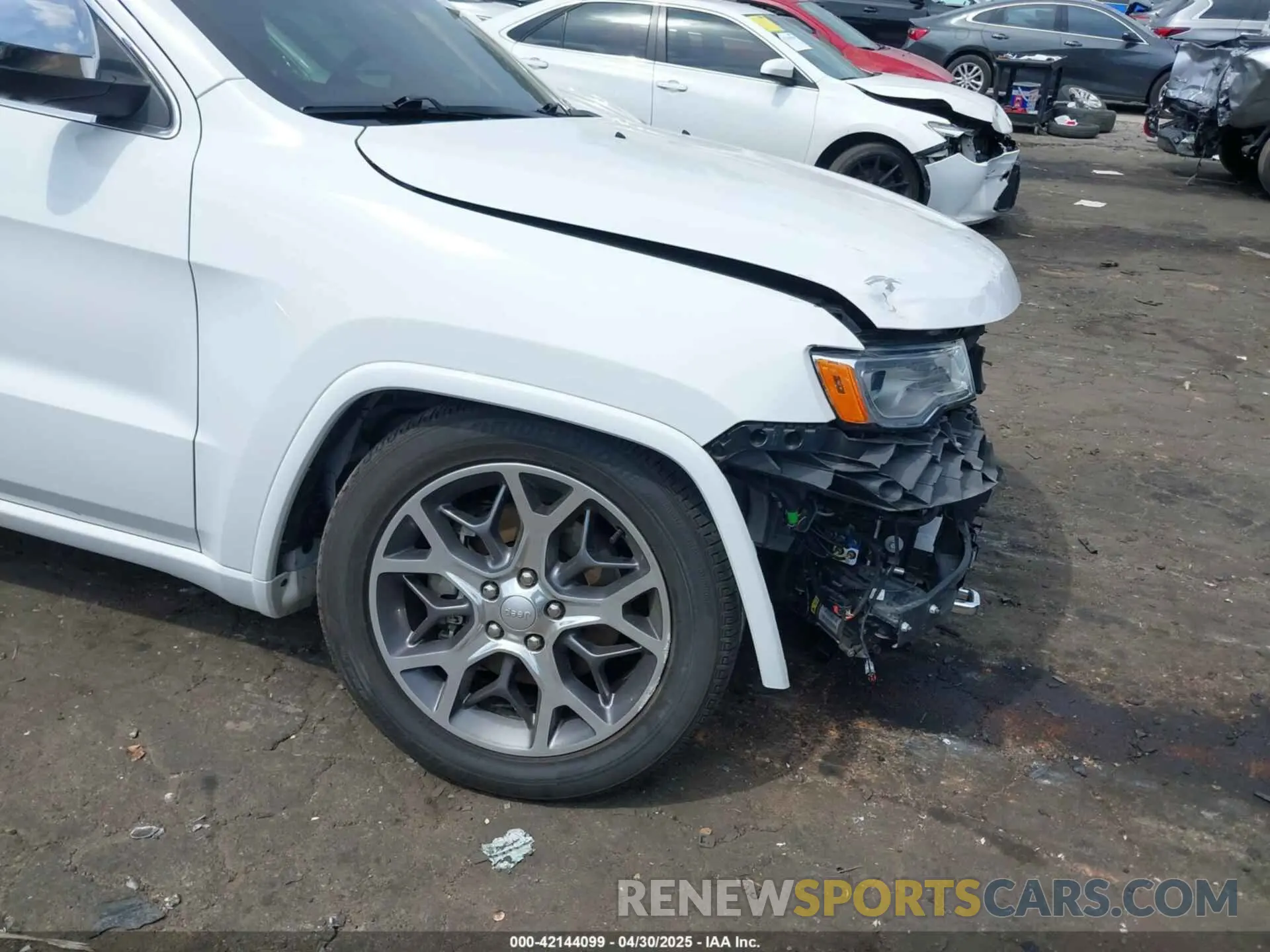 18 Photograph of a damaged car 1C4RJFCG0MC607195 JEEP GRAND CHEROKEE 2021