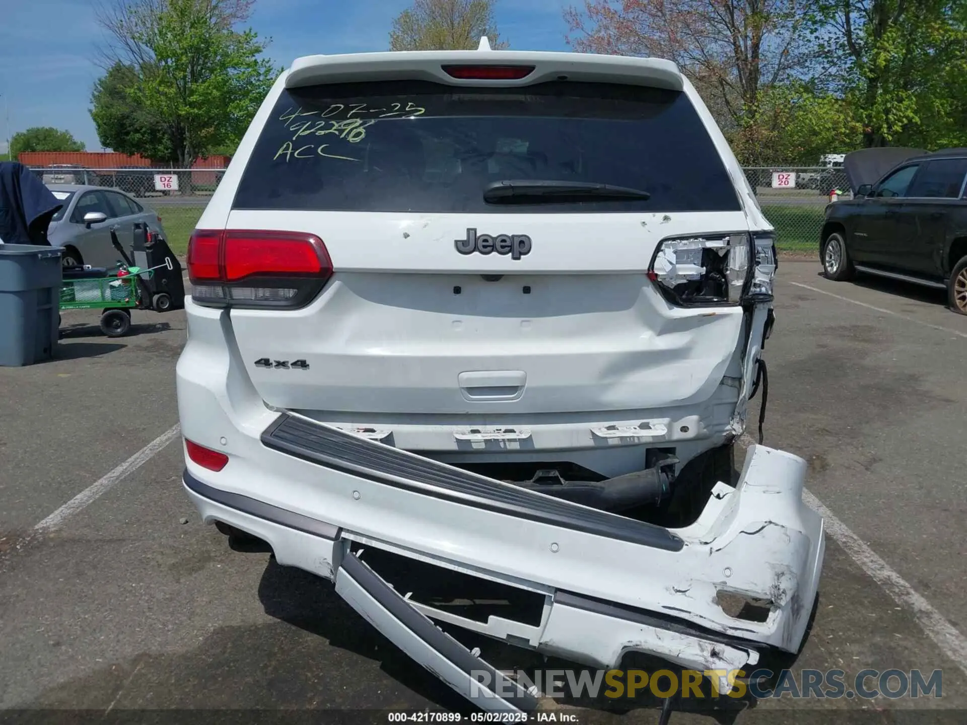 17 Photograph of a damaged car 1C4RJFCG6MC592296 JEEP GRAND CHEROKEE 2021