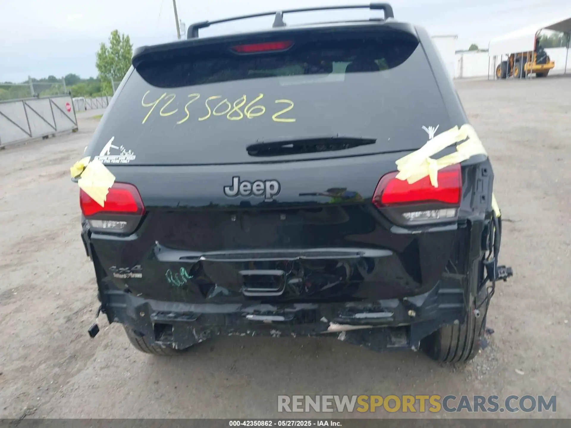 17 Photograph of a damaged car 1C4RJFCGXMC550116 JEEP GRAND CHEROKEE 2021