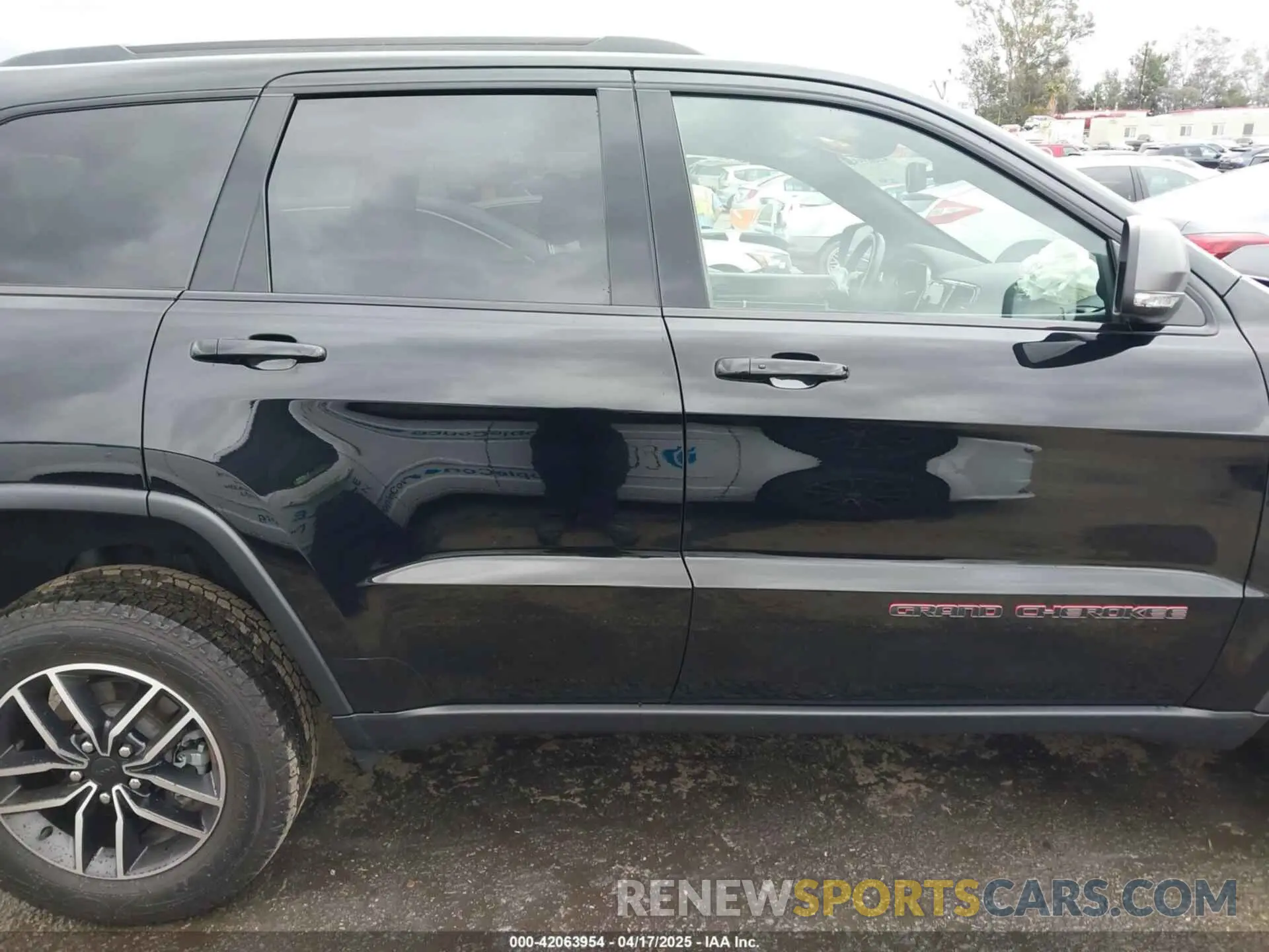 13 Photograph of a damaged car 1C4RJFLT4MC771773 JEEP GRAND CHEROKEE 2021