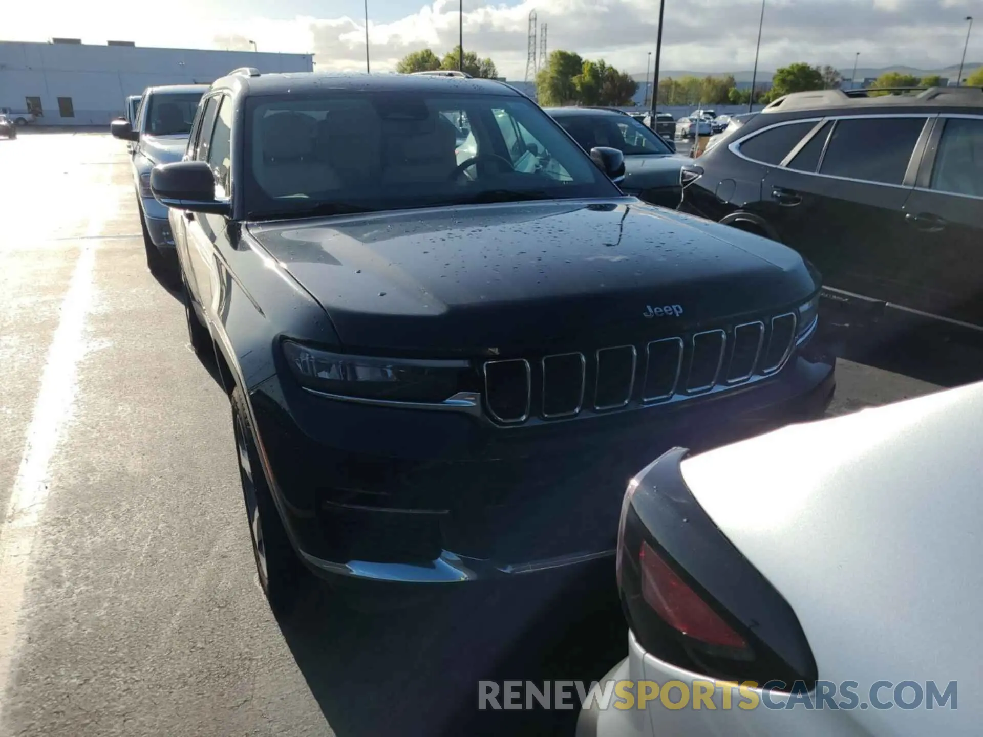 18 Photograph of a damaged car 1C4RJKBG3M8141324 JEEP GRAND CHEROKEE 2021