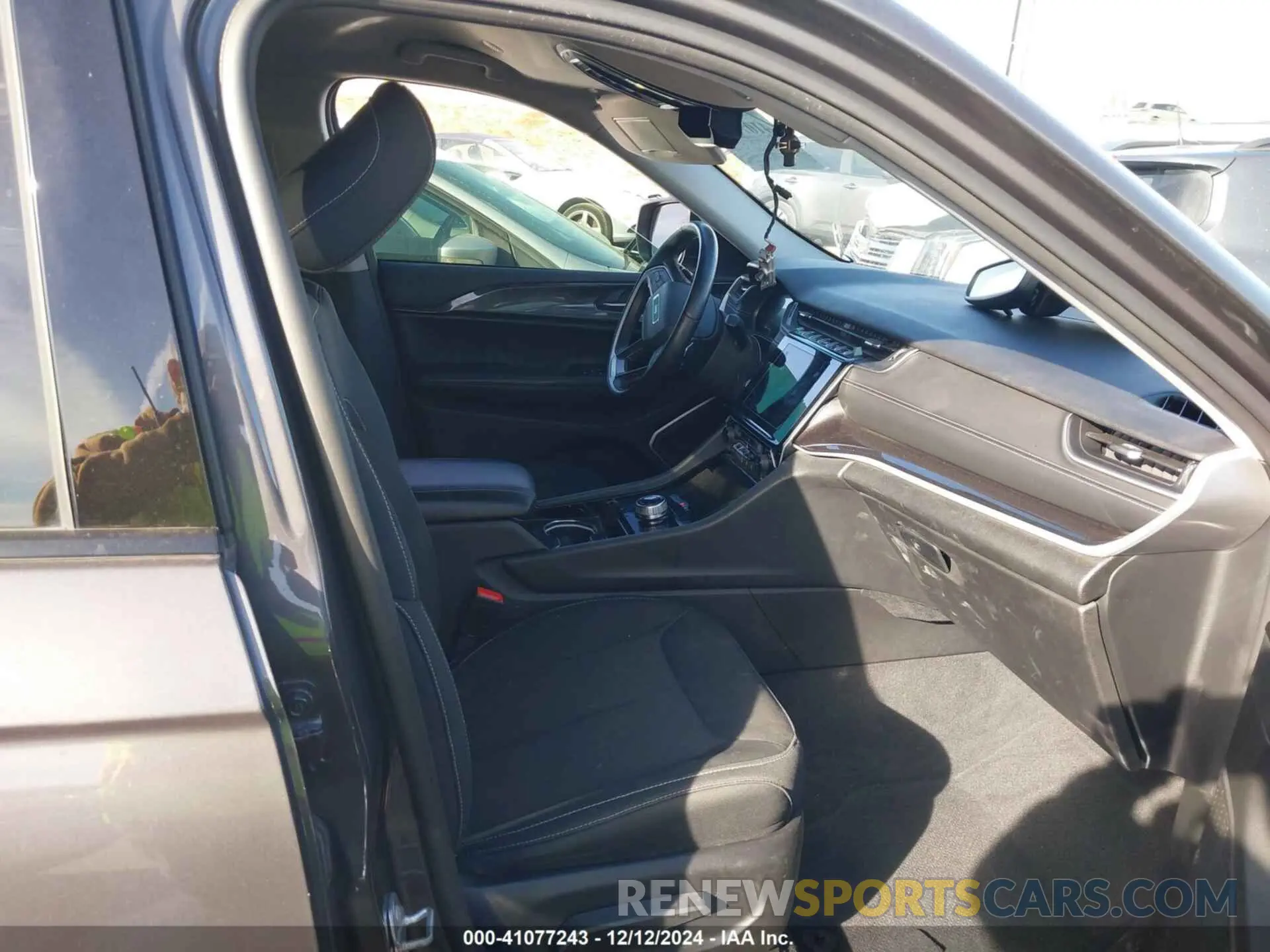 5 Photograph of a damaged car 1C4RJGAGXN8589401 JEEP GRAND CHEROKEE 2022