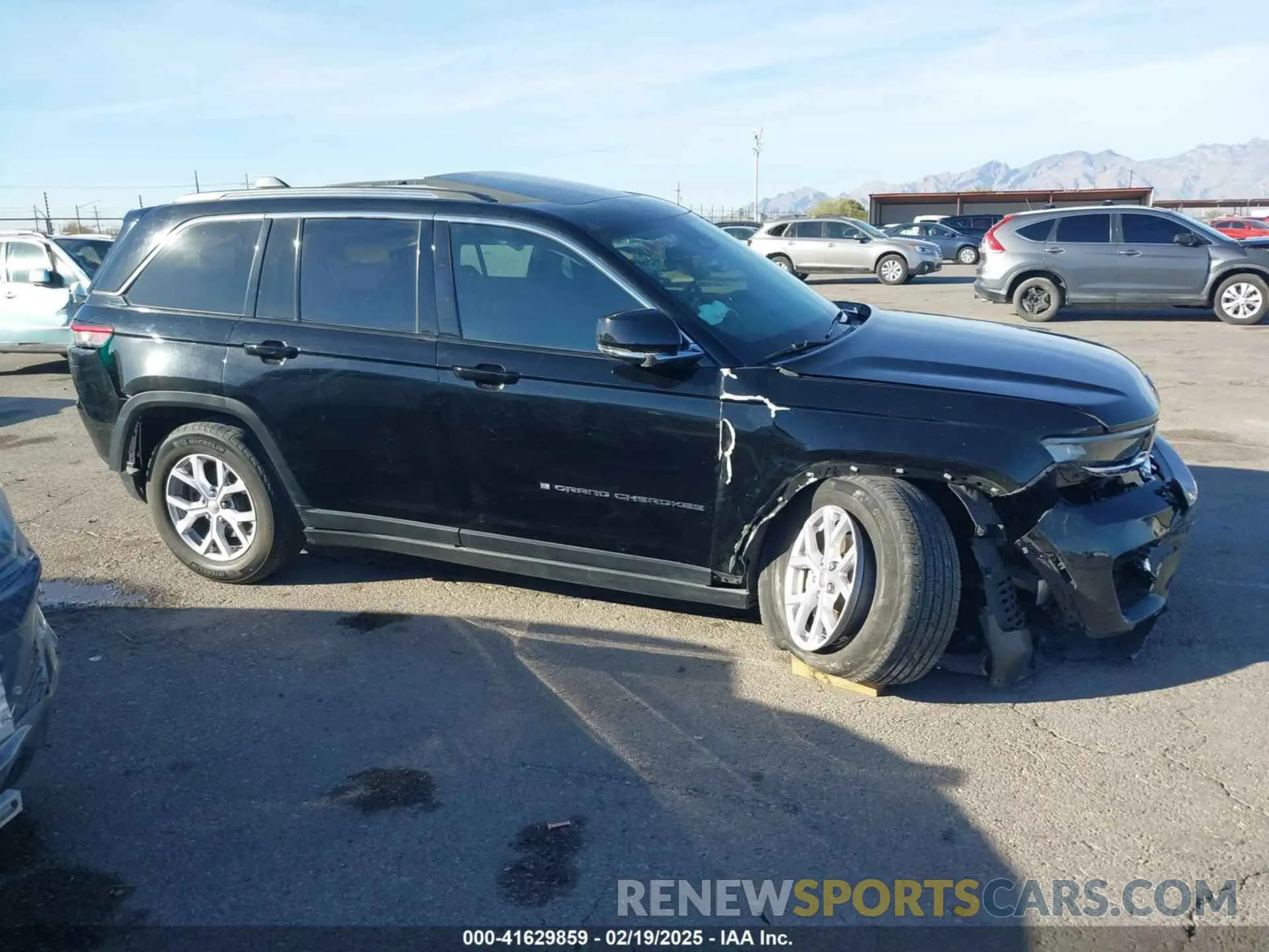 14 Photograph of a damaged car 1C4RJGBG6N8591855 JEEP GRAND CHEROKEE 2022