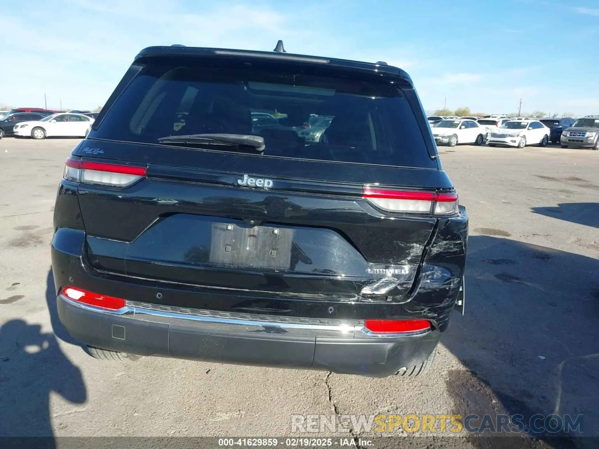 17 Photograph of a damaged car 1C4RJGBG6N8591855 JEEP GRAND CHEROKEE 2022