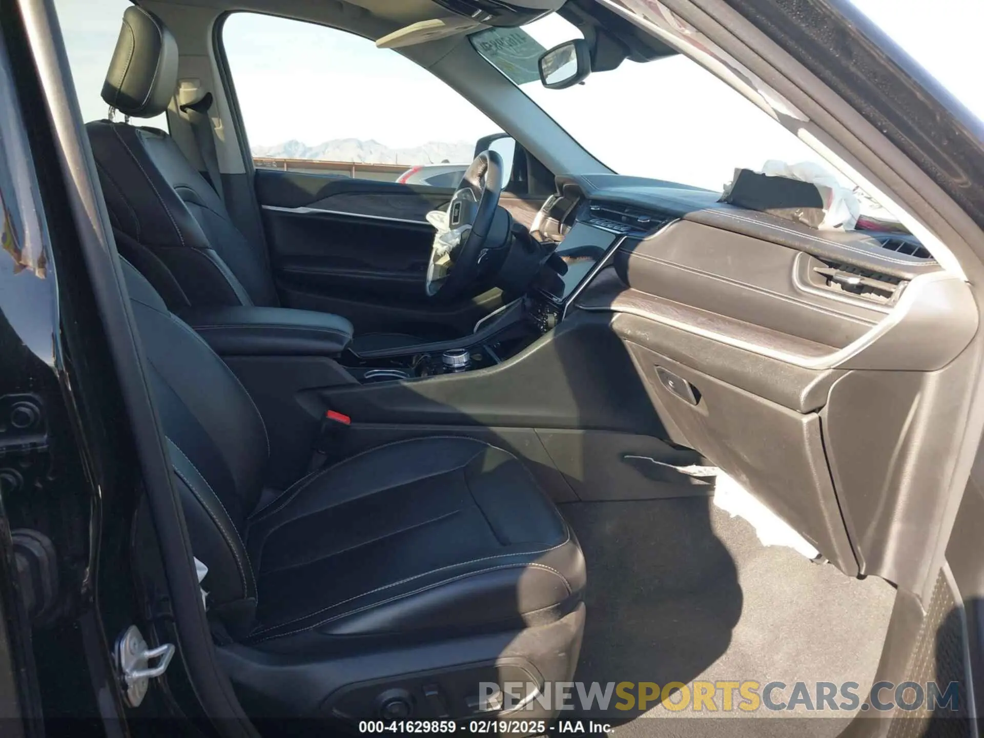 5 Photograph of a damaged car 1C4RJGBG6N8591855 JEEP GRAND CHEROKEE 2022