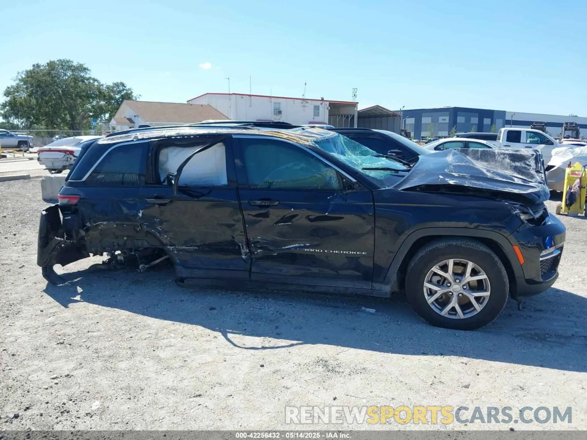 13 Photograph of a damaged car 1C4RJGBG8N8611510 JEEP GRAND CHEROKEE 2022
