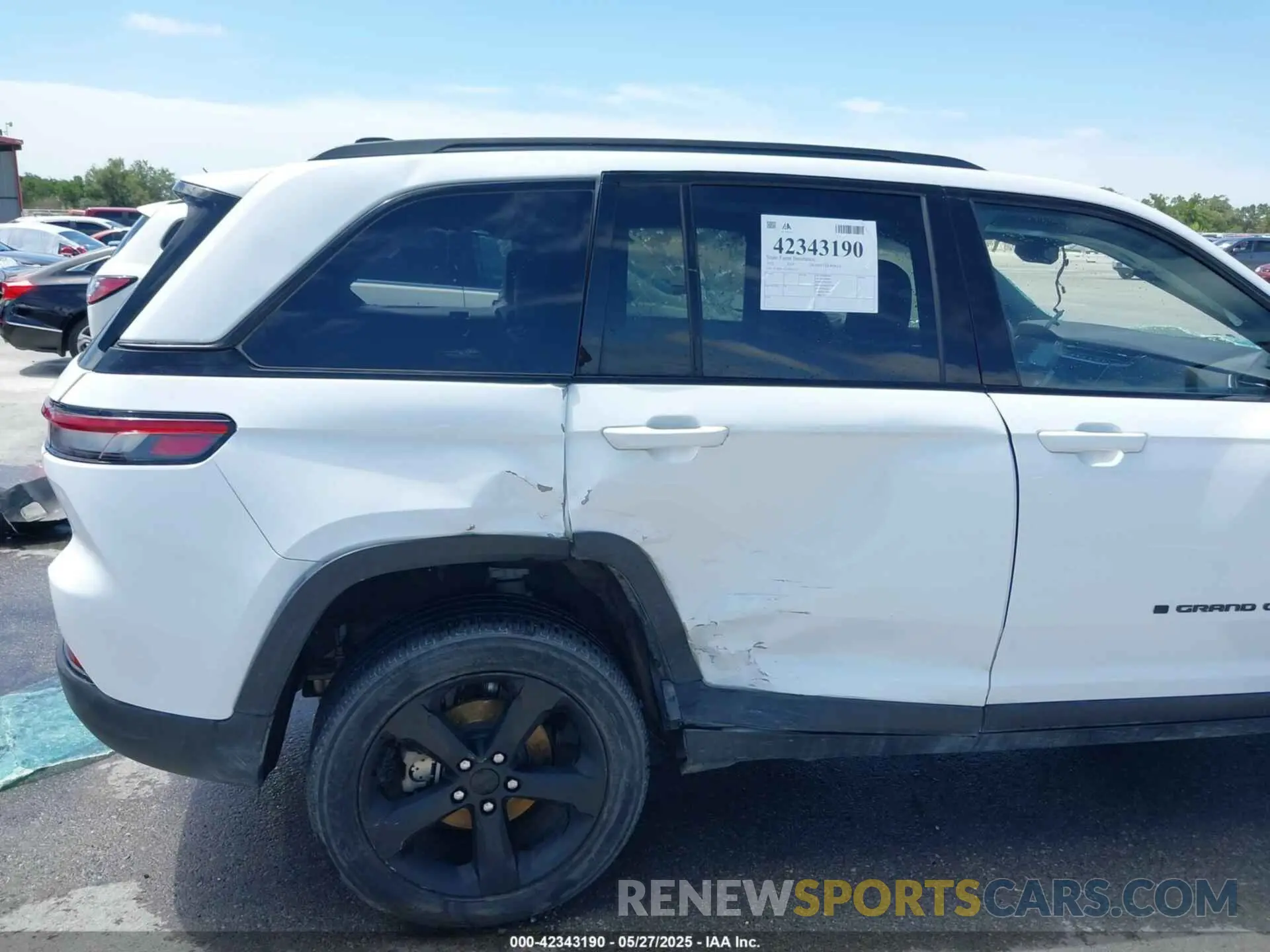 12 Photograph of a damaged car 1C4RJHAG1N8627233 JEEP GRAND CHEROKEE 2022