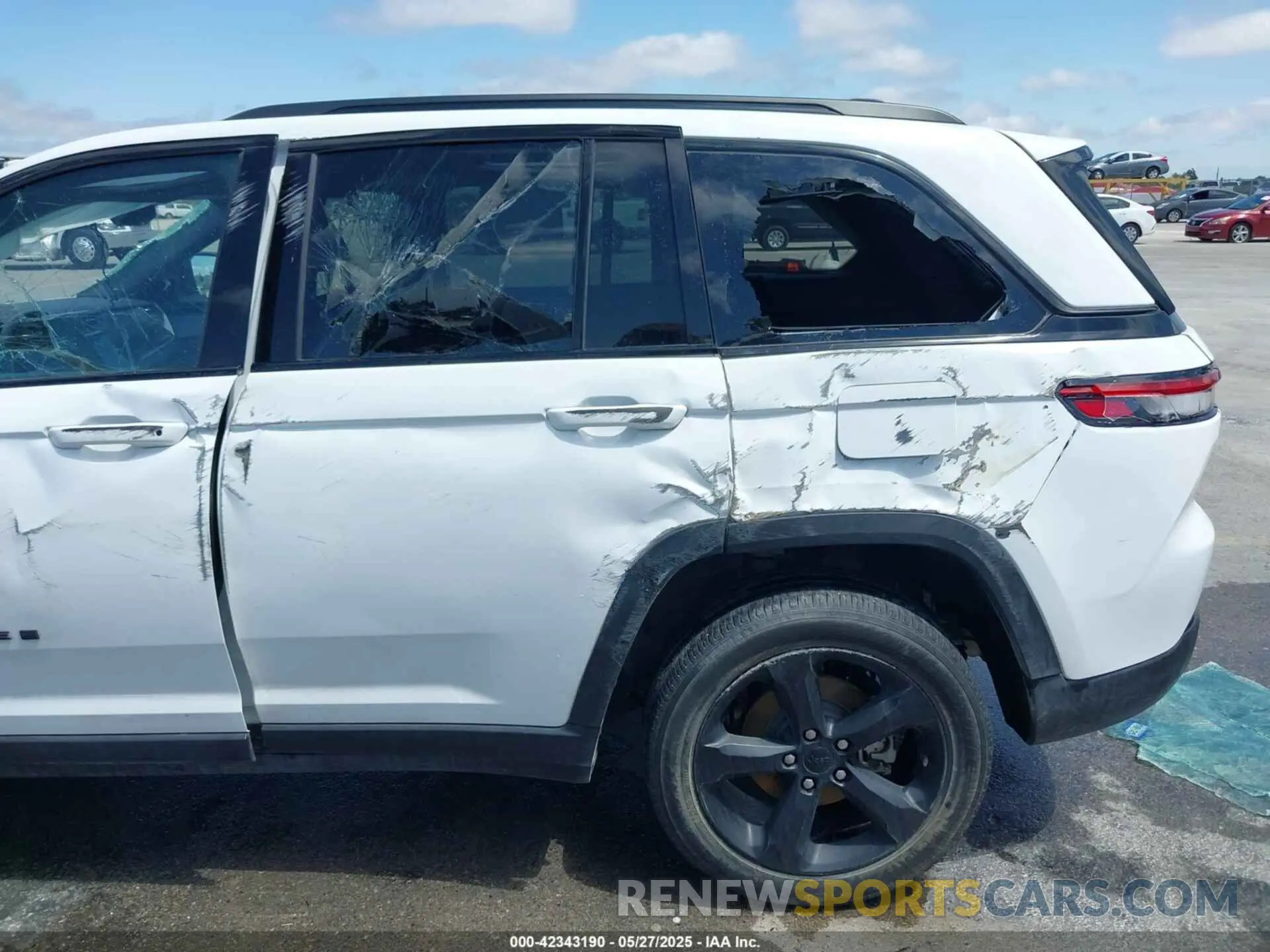 14 Photograph of a damaged car 1C4RJHAG1N8627233 JEEP GRAND CHEROKEE 2022