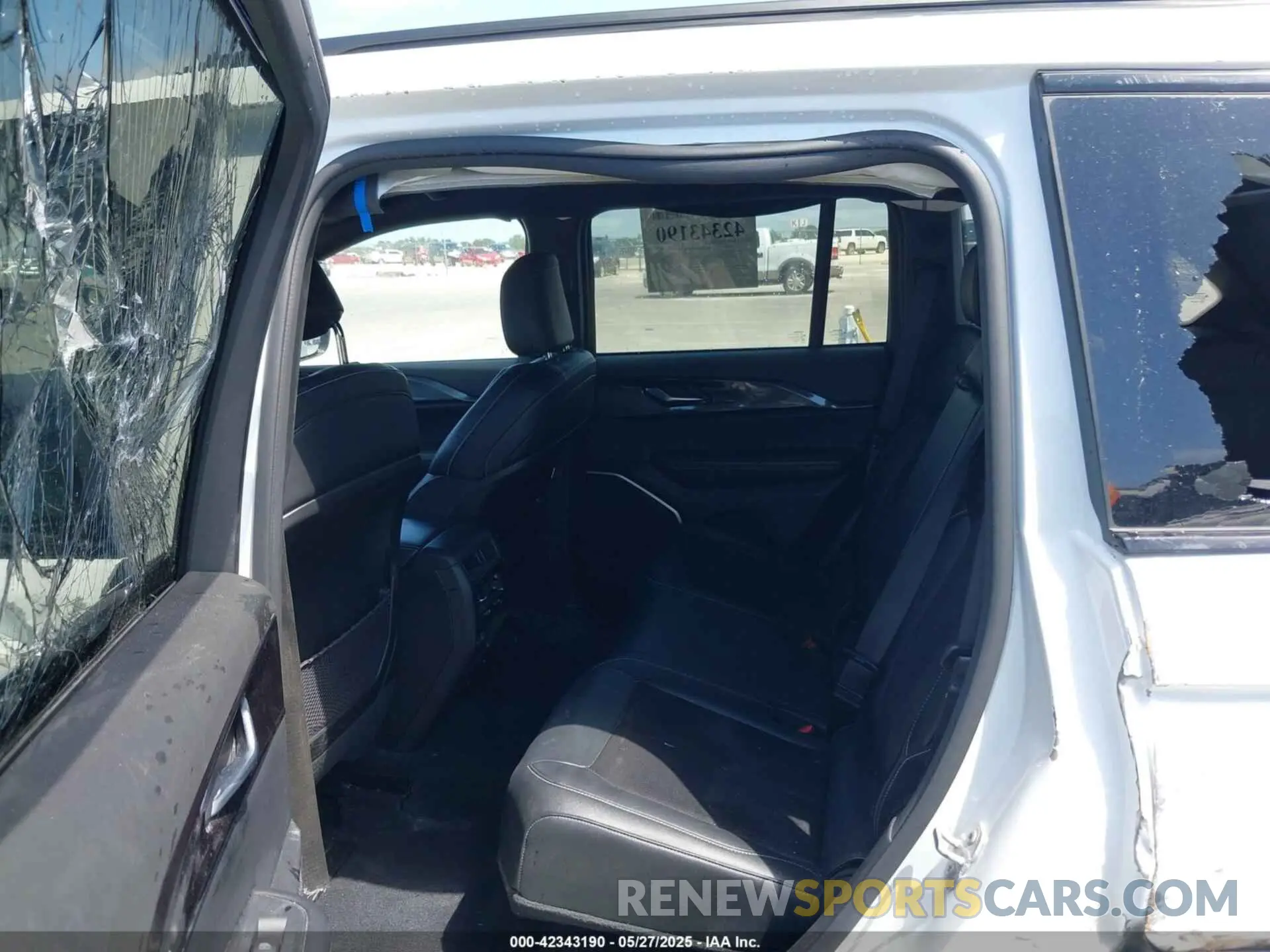 8 Photograph of a damaged car 1C4RJHAG1N8627233 JEEP GRAND CHEROKEE 2022