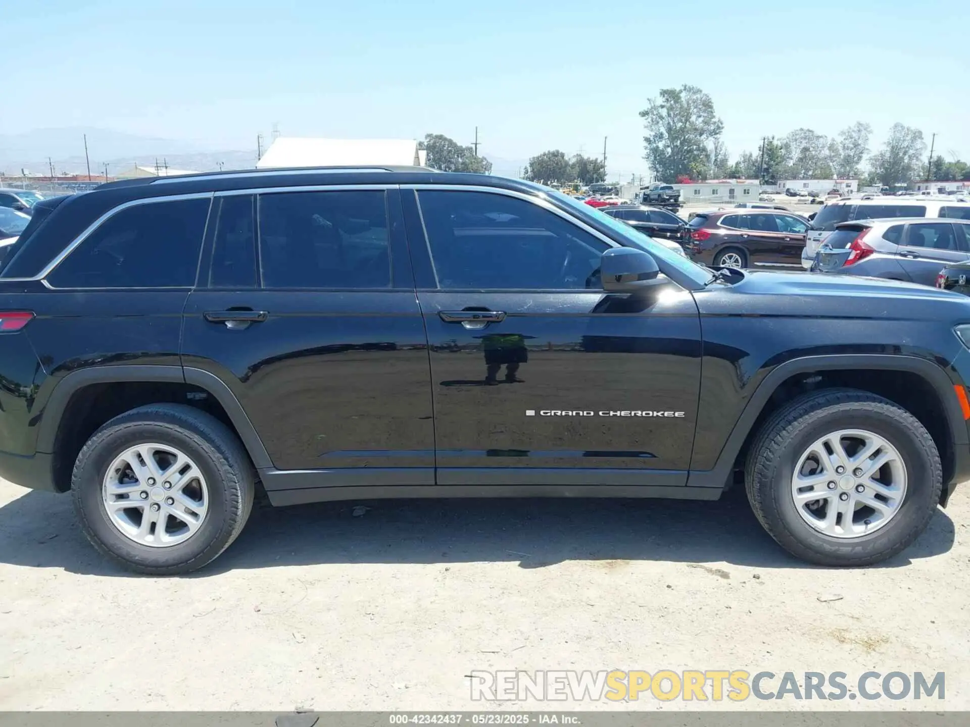 13 Photograph of a damaged car 1C4RJHAG6N8572407 JEEP GRAND CHEROKEE 2022